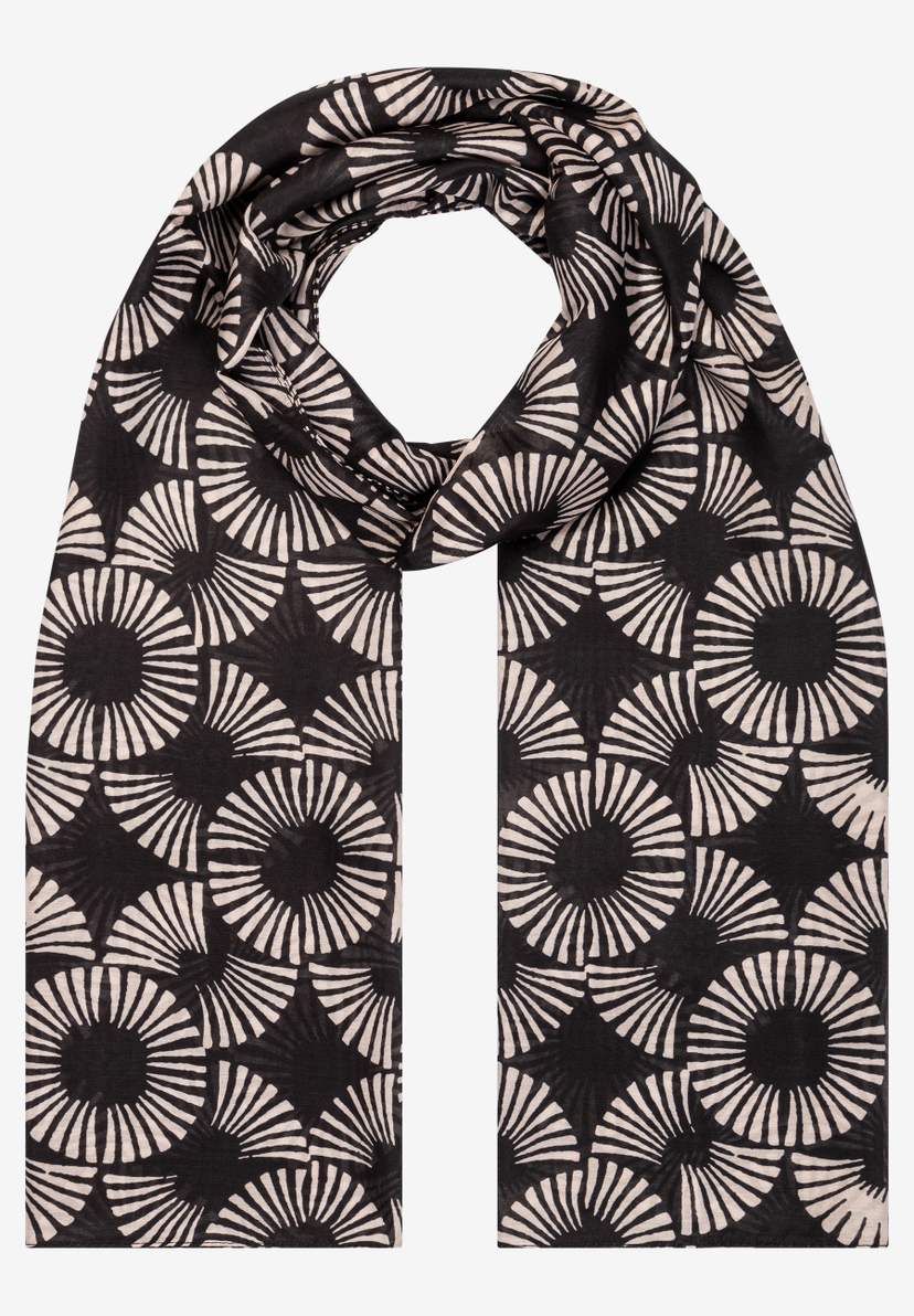 Ein MORE & MORE Accessoire: Ein schwarzer Schal mit weißem, abstraktem Muster. Ein MORE & MORE Accessoire: Ein schwarzer Schal mit weißem, abstraktem Muster.
