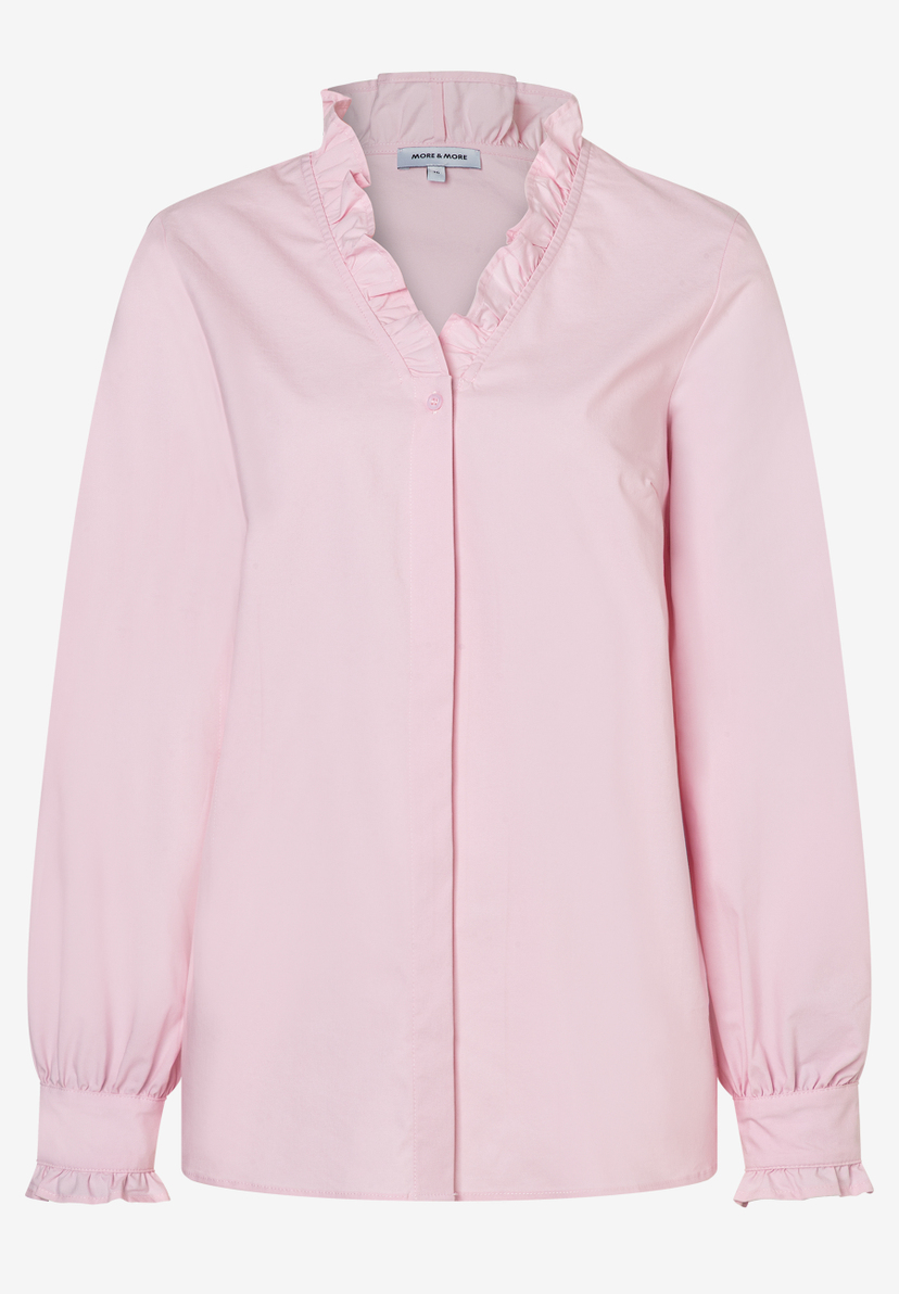 Eine rosafarbene MORE & MORE Bluse mit Rüschen am Kragen und Ärmeln. Eine rosafarbene MORE & MORE Bluse mit Rüschen am Kragen und Ärmeln.
