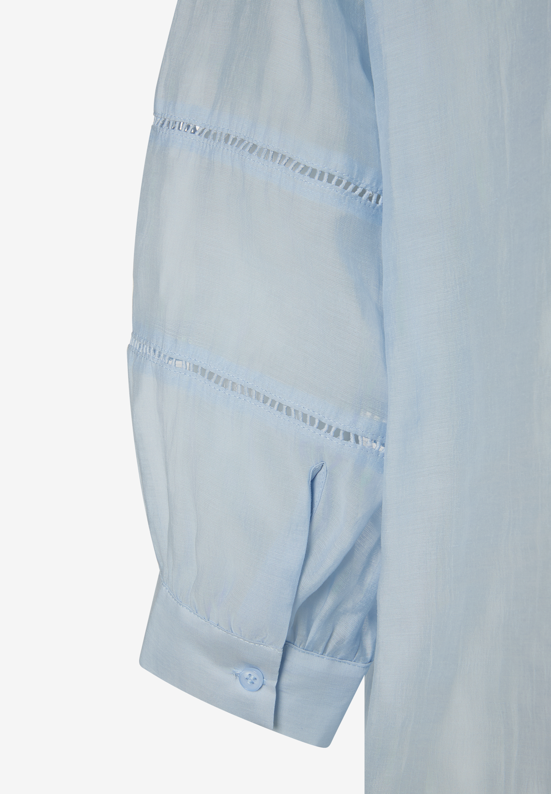 Detailaufnahme einer hellblauen MORE & MORE Bluse mit Lochmuster am Ärmel. Detailaufnahme einer hellblauen MORE & MORE Bluse mit Lochmuster am Ärmel.