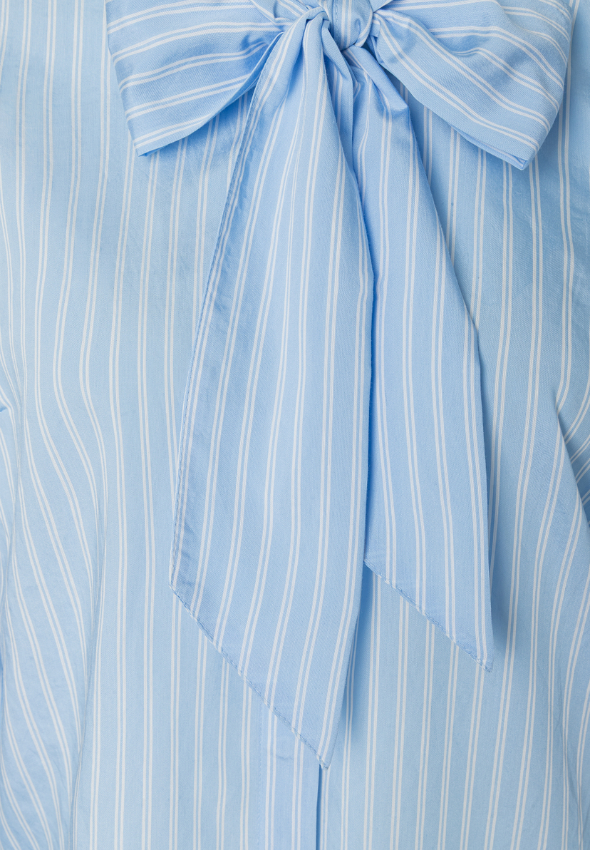 MORE & MORE Bluse: Hellblaue Bluse mit weißen Längsstreifen und einem gebundenen Schluppendetail am Halsausschnitt MORE & MORE Bluse: Hellblaue Bluse mit weißen Längsstreifen und einem gebundenen Schluppendetail am Halsausschnitt