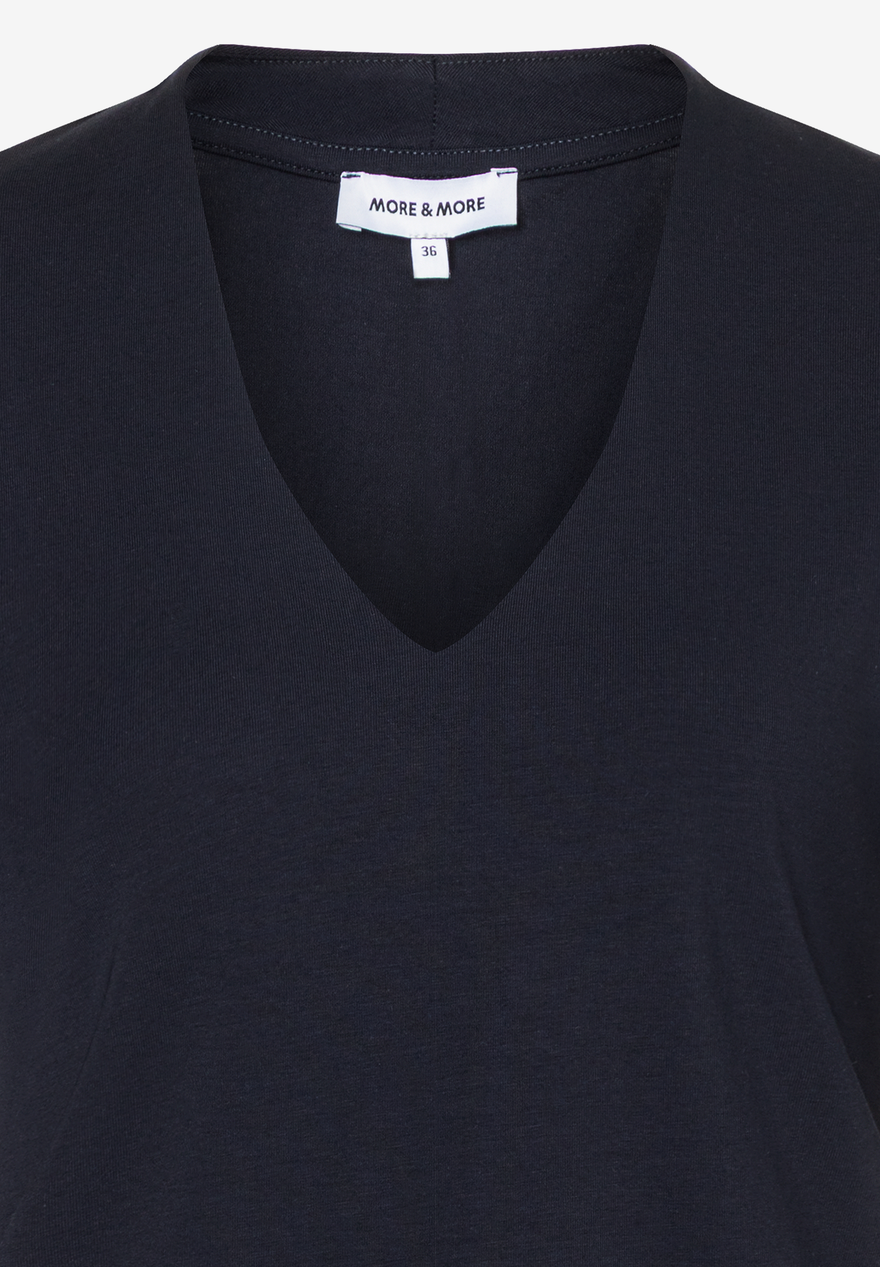 Nahaufnahme eines marineblauen MORE & MORE T-Shirts mit V-Ausschnitt aus Jersey-Material. Nahaufnahme eines marineblauen MORE & MORE T-Shirts mit V-Ausschnitt aus Jersey-Material.