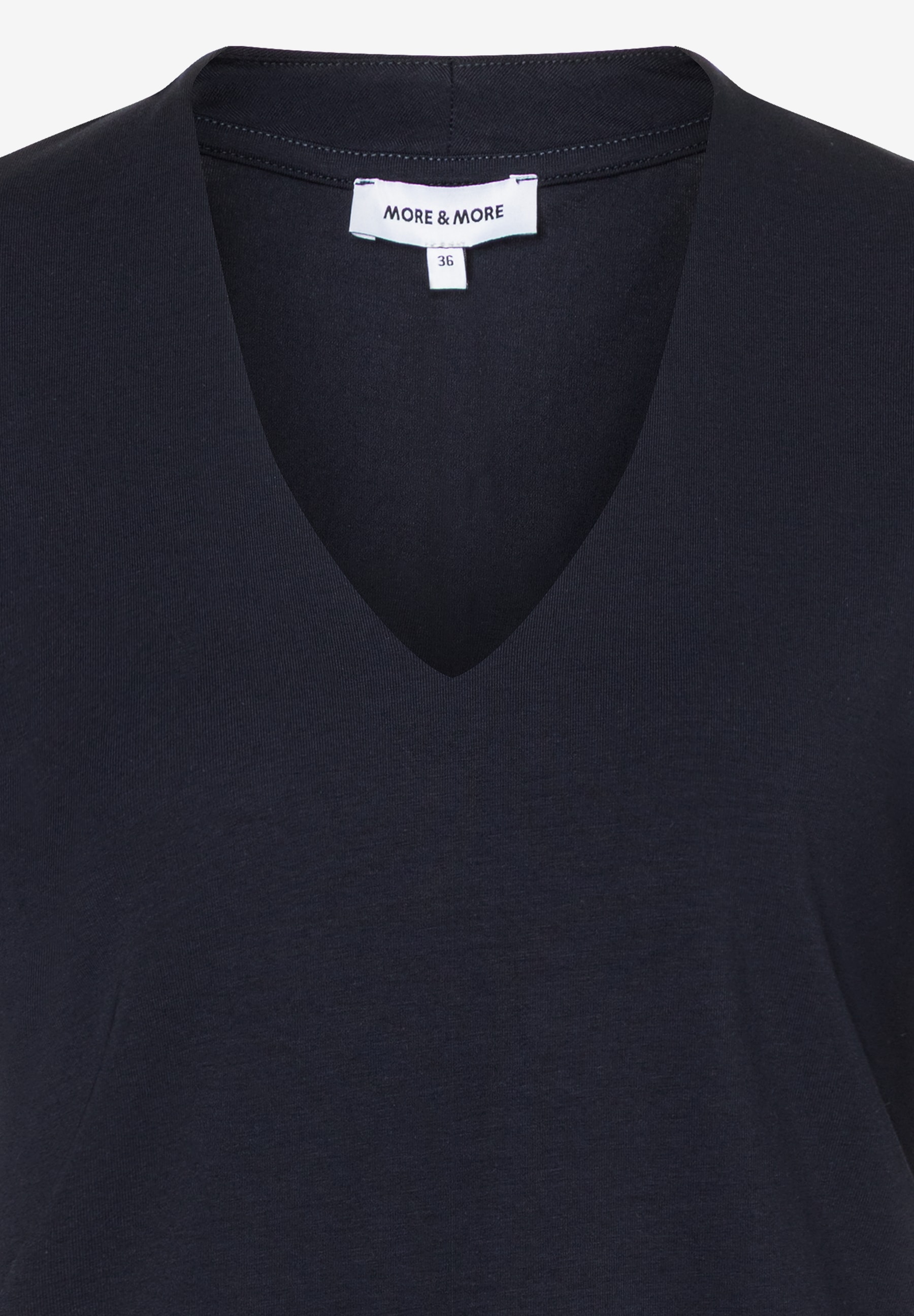 Nahaufnahme eines marineblauen MORE & MORE T-Shirts mit V-Ausschnitt aus Jersey-Material. Nahaufnahme eines marineblauen MORE & MORE T-Shirts mit V-Ausschnitt aus Jersey-Material.