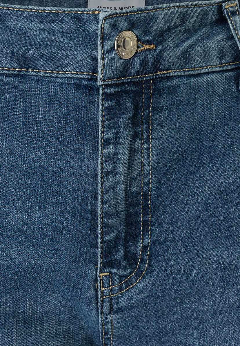 MORE & MORE Jeans: Nahaufnahme einer blauen Jeans mit Knopfverschluss und goldenen Nähten.