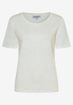 Ein weißes Jersey-T-Shirt von MORE & MORE mit kurzem Arm und einem aufwendigen, tonalen Muster auf der Vorderseite.