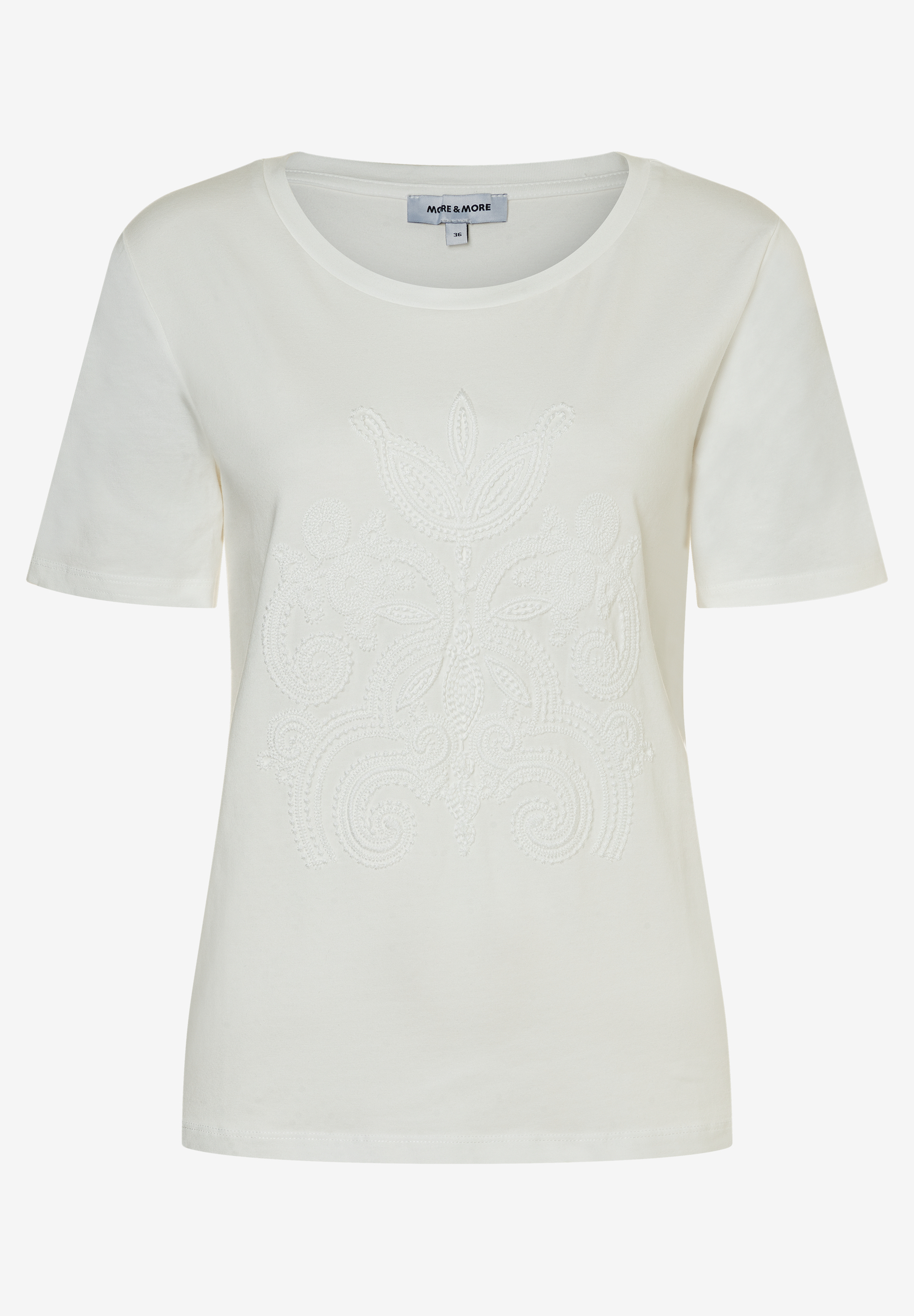 Ein weißes Jersey-T-Shirt von MORE & MORE mit kurzem Arm und einem aufwendigen, tonalen Muster auf der Vorderseite. Ein weißes Jersey-T-Shirt von MORE & MORE mit kurzem Arm und einem aufwendigen, tonalen Muster auf der Vorderseite.