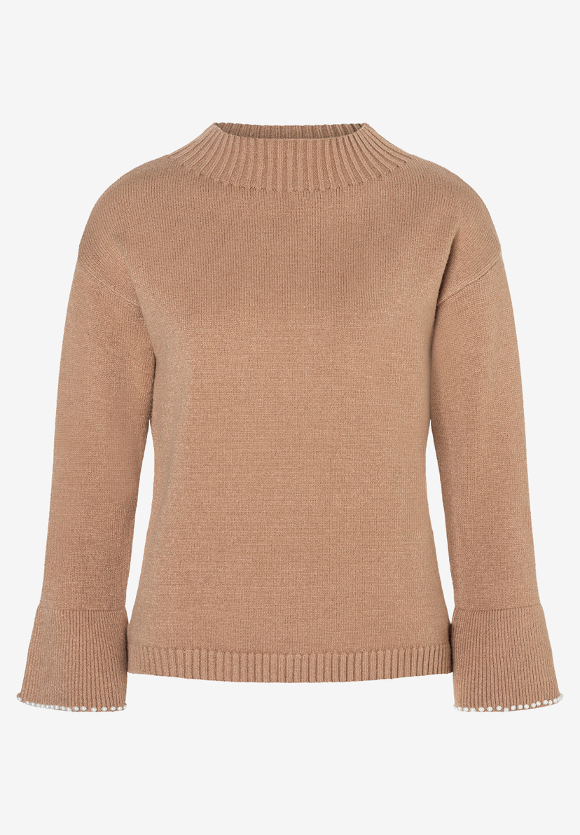 Ein ockerfarbener MORE & MORE Strickpullover mit Stehkragen und ausgestellten Ärmeln, die mit Perlen verziert sind. Ein ockerfarbener MORE & MORE Strickpullover mit Stehkragen und ausgestellten Ärmeln, die mit Perlen verziert sind.