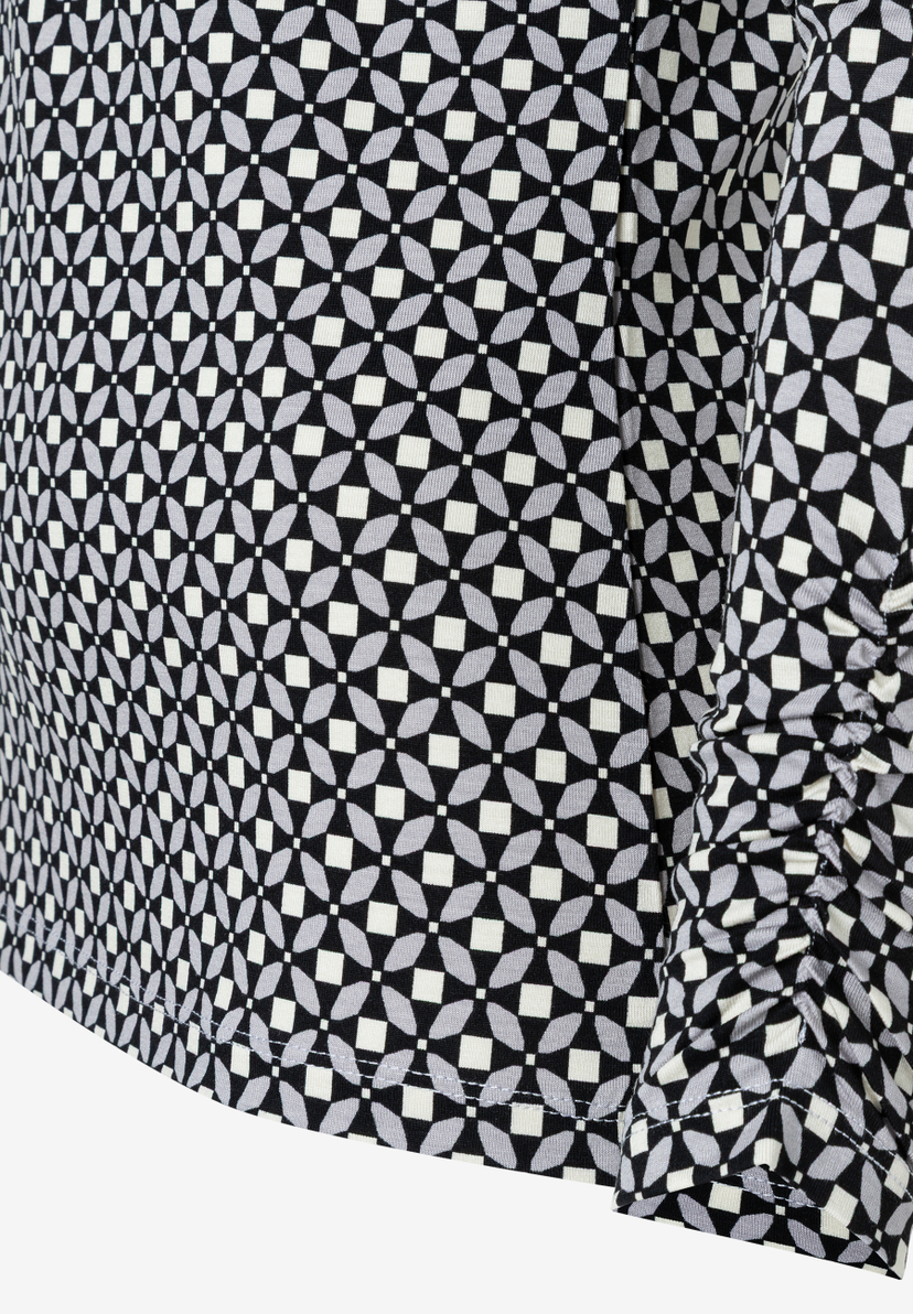 Detailaufnahme eines MORE & MORE Oberteils mit geometrischem Muster und Jersey-Material für angenehmen Tragekomfort. Detailaufnahme eines MORE & MORE Oberteils mit geometrischem Muster und Jersey-Material für angenehmen Tragekomfort.