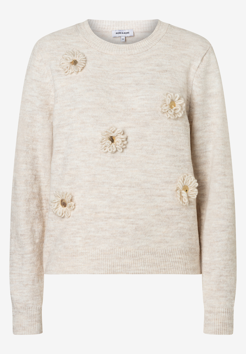 Ein MORE & MORE Strickpullover in Beige mit plastischen, cremefarbenen Blumenapplikationen. Ein MORE & MORE Strickpullover in Beige mit plastischen, cremefarbenen Blumenapplikationen.