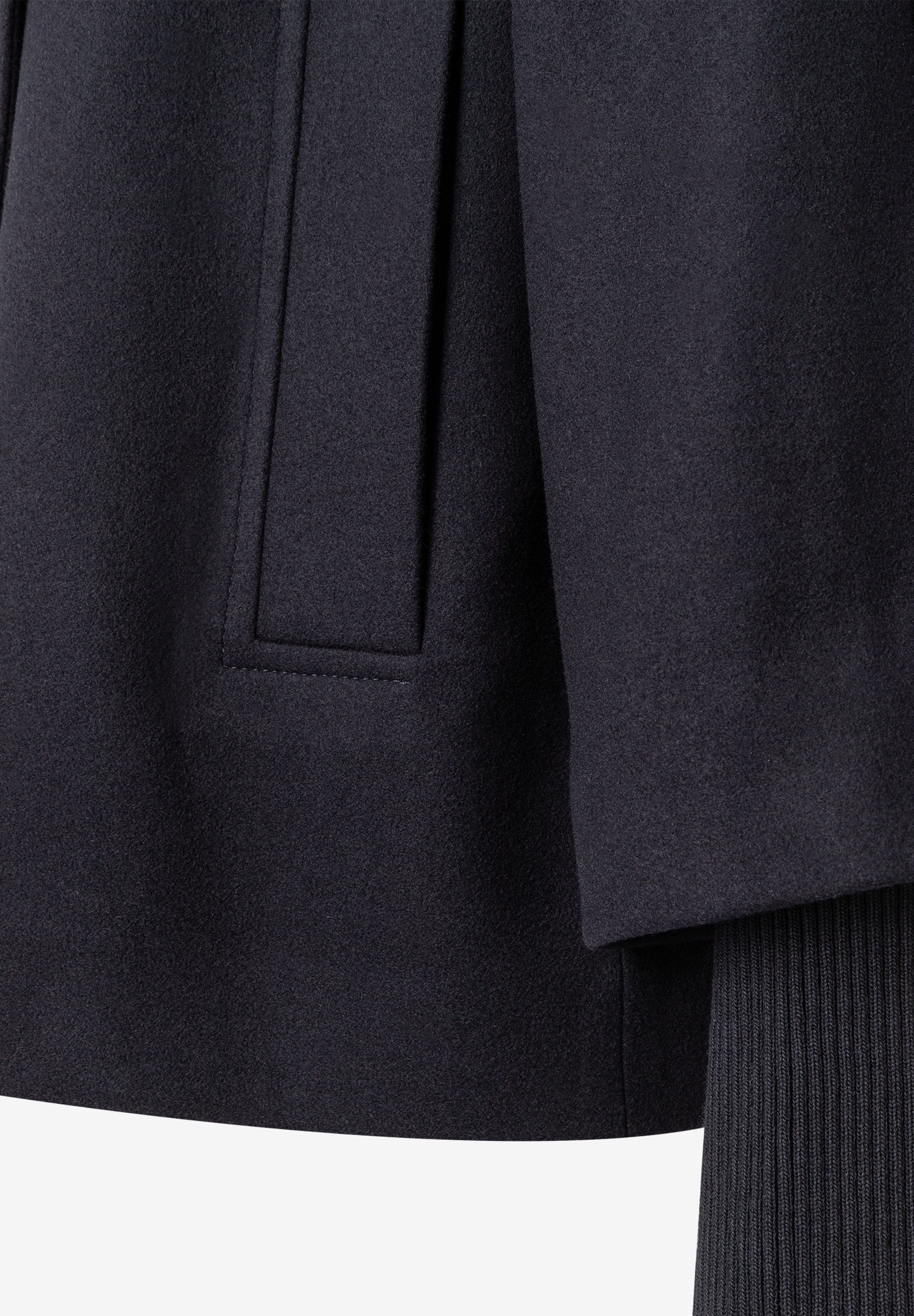 MORE & MORE Damen-Wolljacke in Marine mit Rippbündchen, Detailansicht der Tasche und Stoffstruktur.