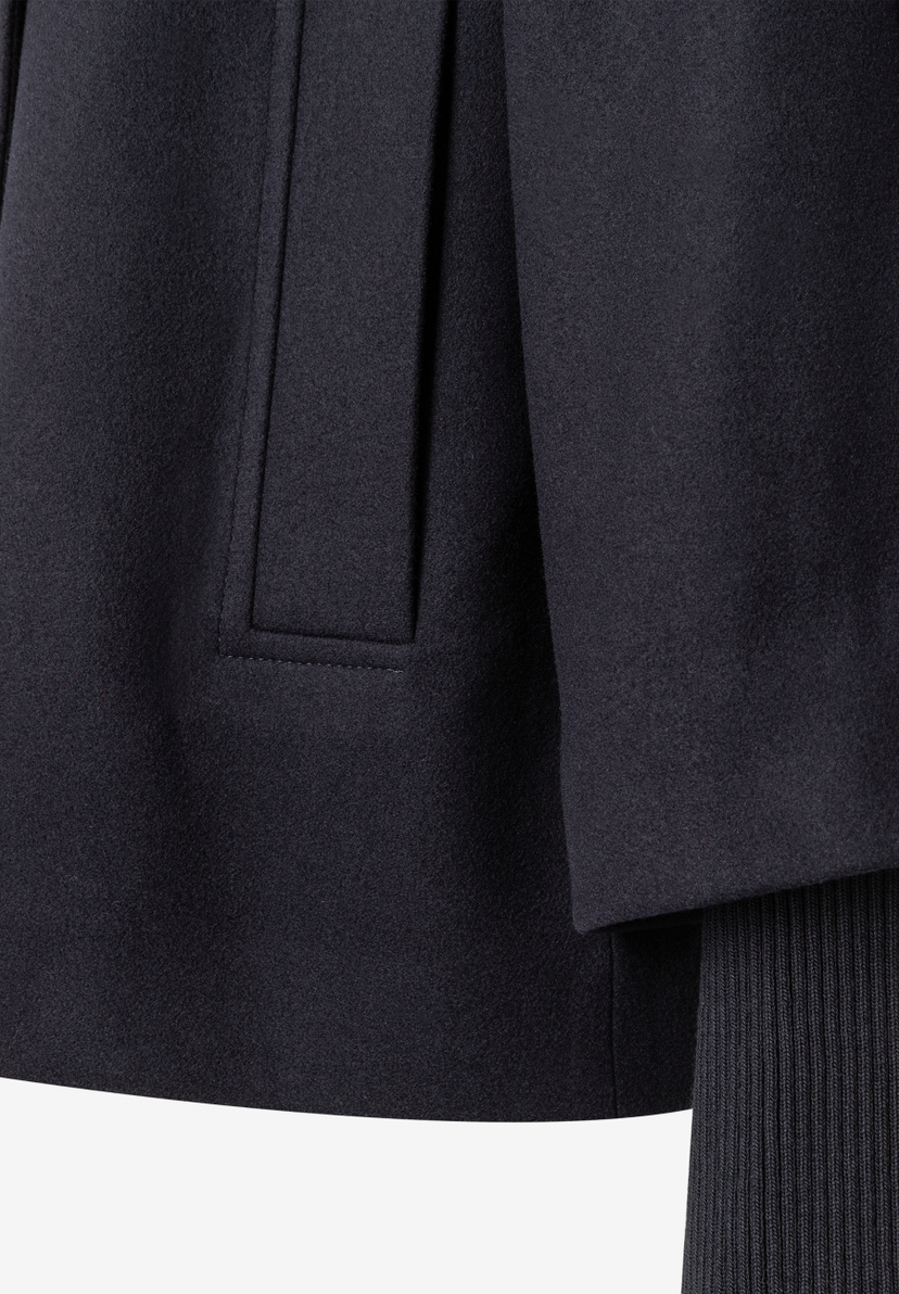 MORE & MORE Damen-Wolljacke in Marine mit Rippbündchen, Detailansicht der Tasche und Stoffstruktur.