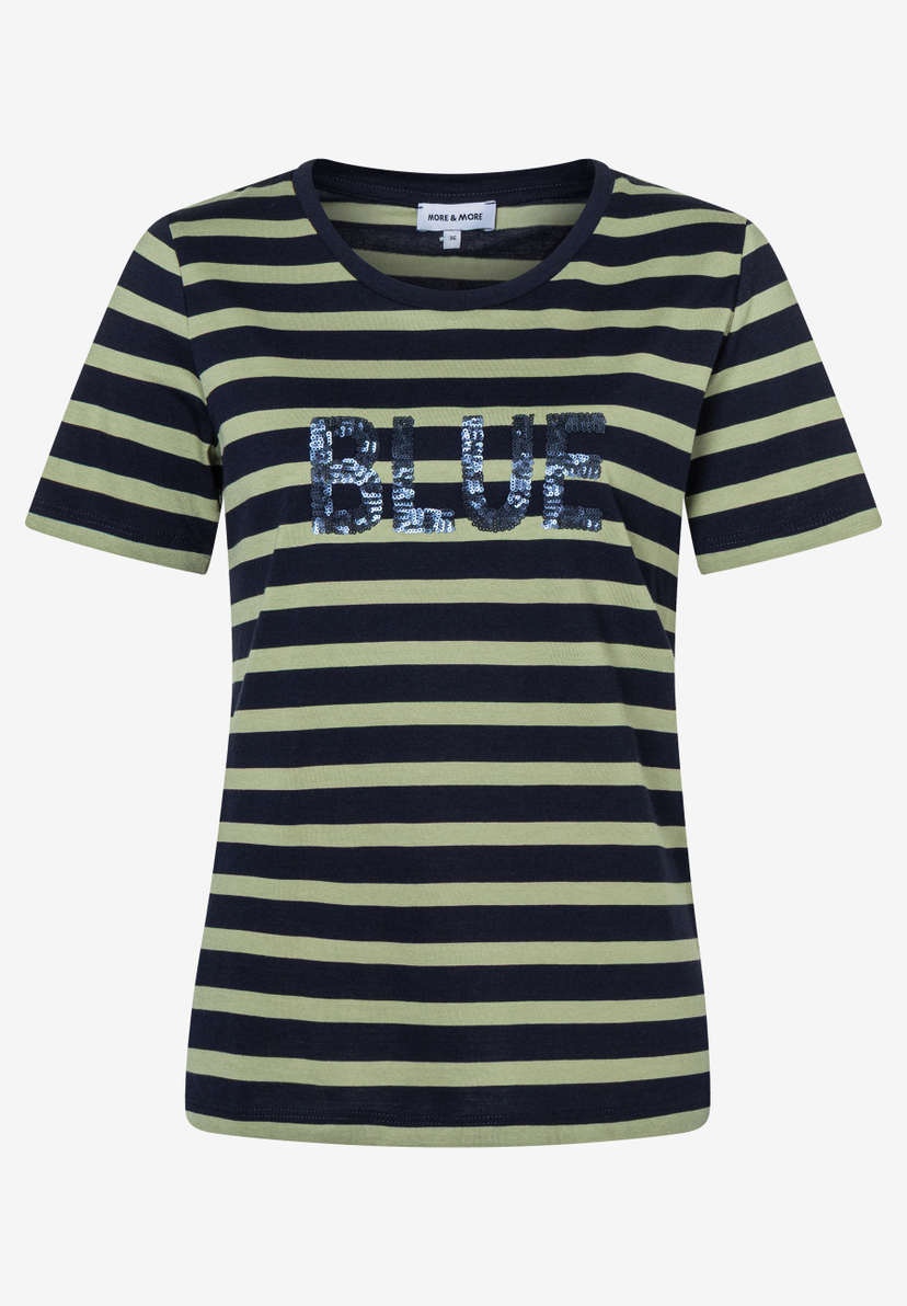 Ein gestreiftes MORE & MORE Jersey-Top mit blau glitzerndem "BLUE" Schriftzug auf der Brust. Ein gestreiftes MORE & MORE Jersey-Top mit blau glitzerndem "BLUE" Schriftzug auf der Brust.