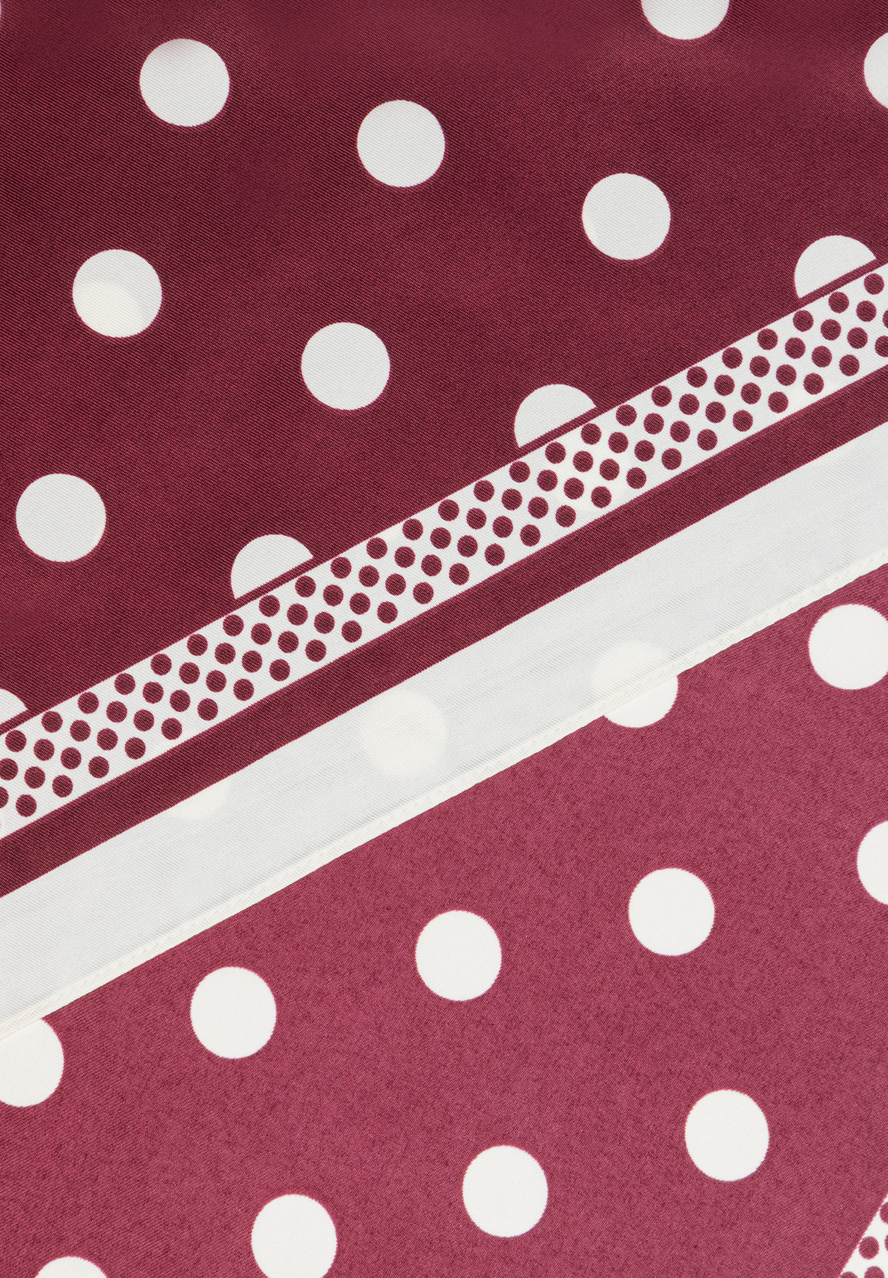 MORE & MORE Accessoire: Rot-weiß gepunkteter Stoff mit diagonalen Streifen. Einer der Streifen ist ebenfalls gepunktet. MORE & MORE Accessoire: Rot-weiß gepunkteter Stoff mit diagonalen Streifen. Einer der Streifen ist ebenfalls gepunktet.