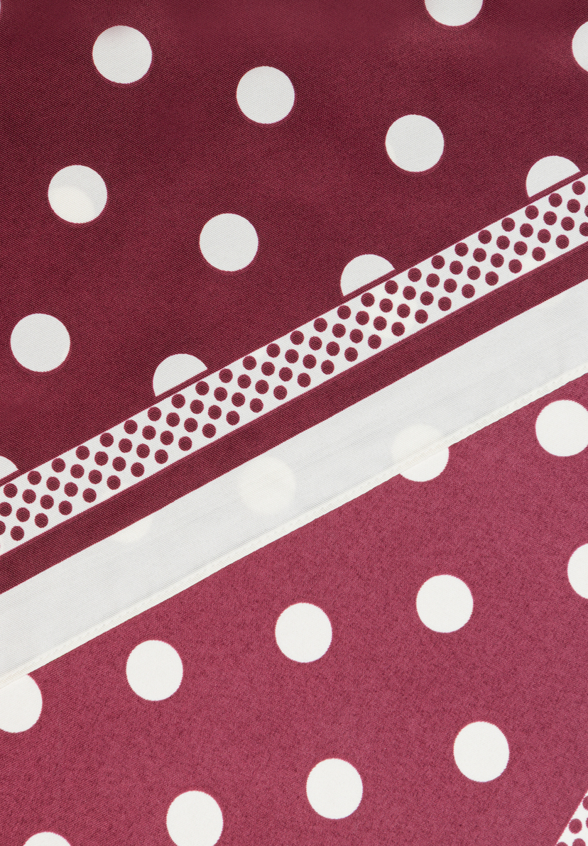 MORE & MORE Accessoire: Rot-weiß gepunkteter Stoff mit diagonalen Streifen. Einer der Streifen ist ebenfalls gepunktet. MORE & MORE Accessoire: Rot-weiß gepunkteter Stoff mit diagonalen Streifen. Einer der Streifen ist ebenfalls gepunktet.
