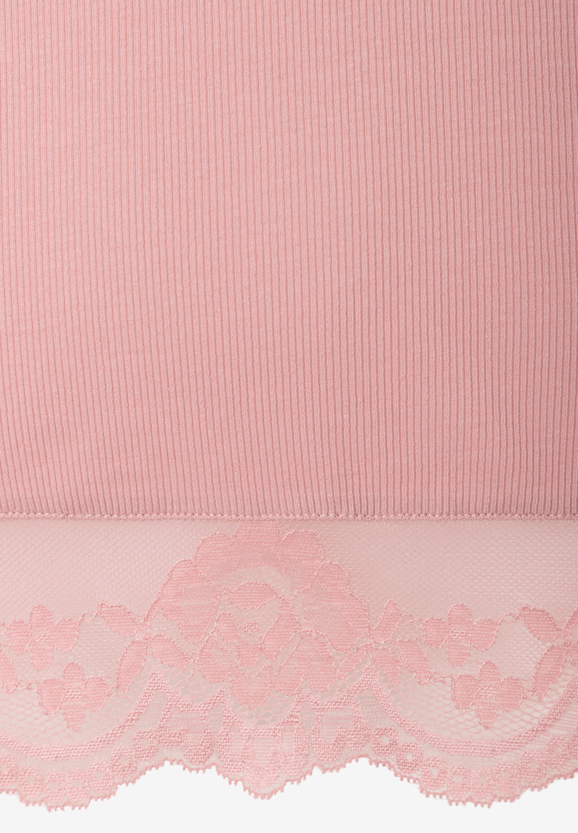 MORE & MORE T-Shirt/Top in Rosa mit Rippenstrick und eleganter Spitzenborte, detailreiche Nahaufnahme.