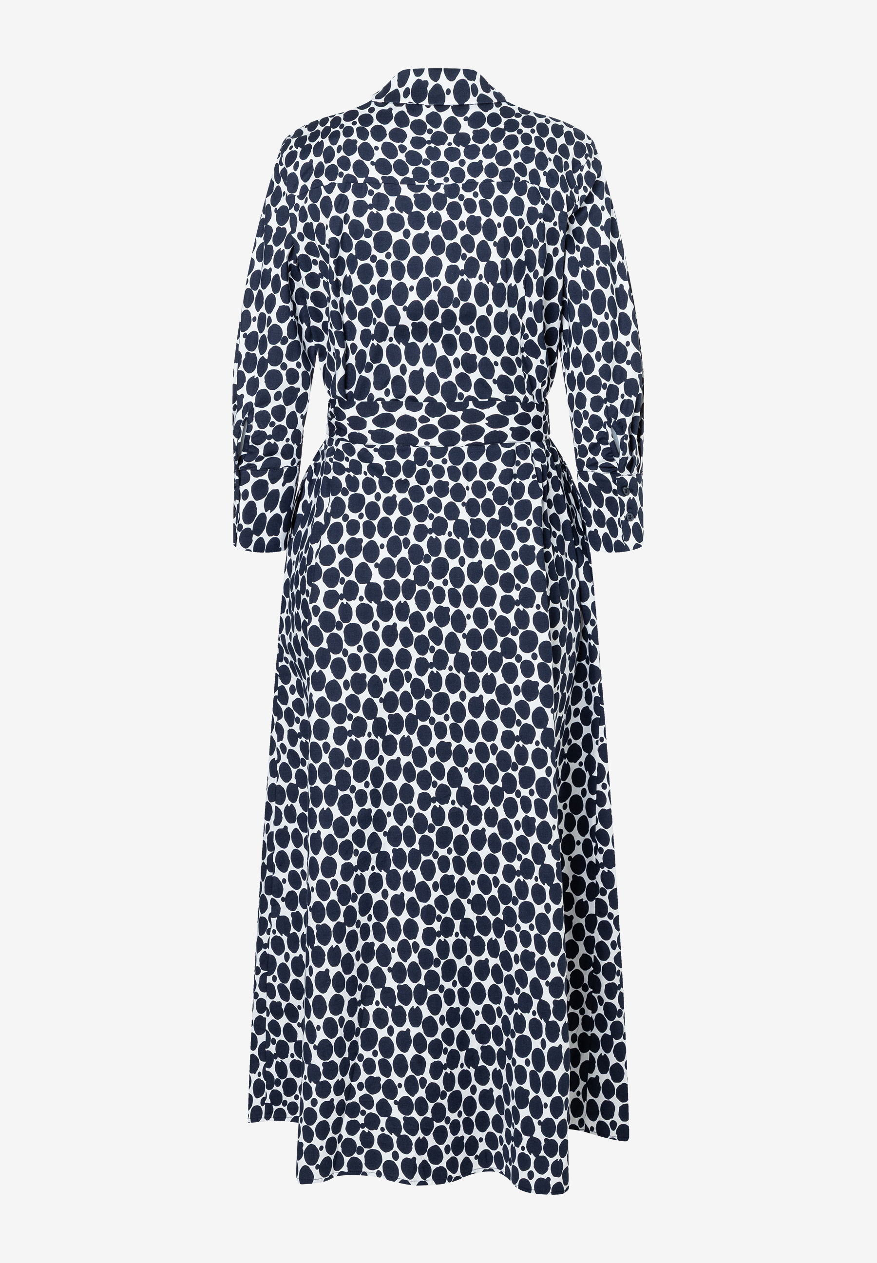 Ein MORE & MORE Kleid mit einem Muster aus dunkelblauen Punkten auf weißem Grund, von hinten fotografiert. Ein MORE & MORE Kleid mit einem Muster aus dunkelblauen Punkten auf weißem Grund, von hinten fotografiert.
