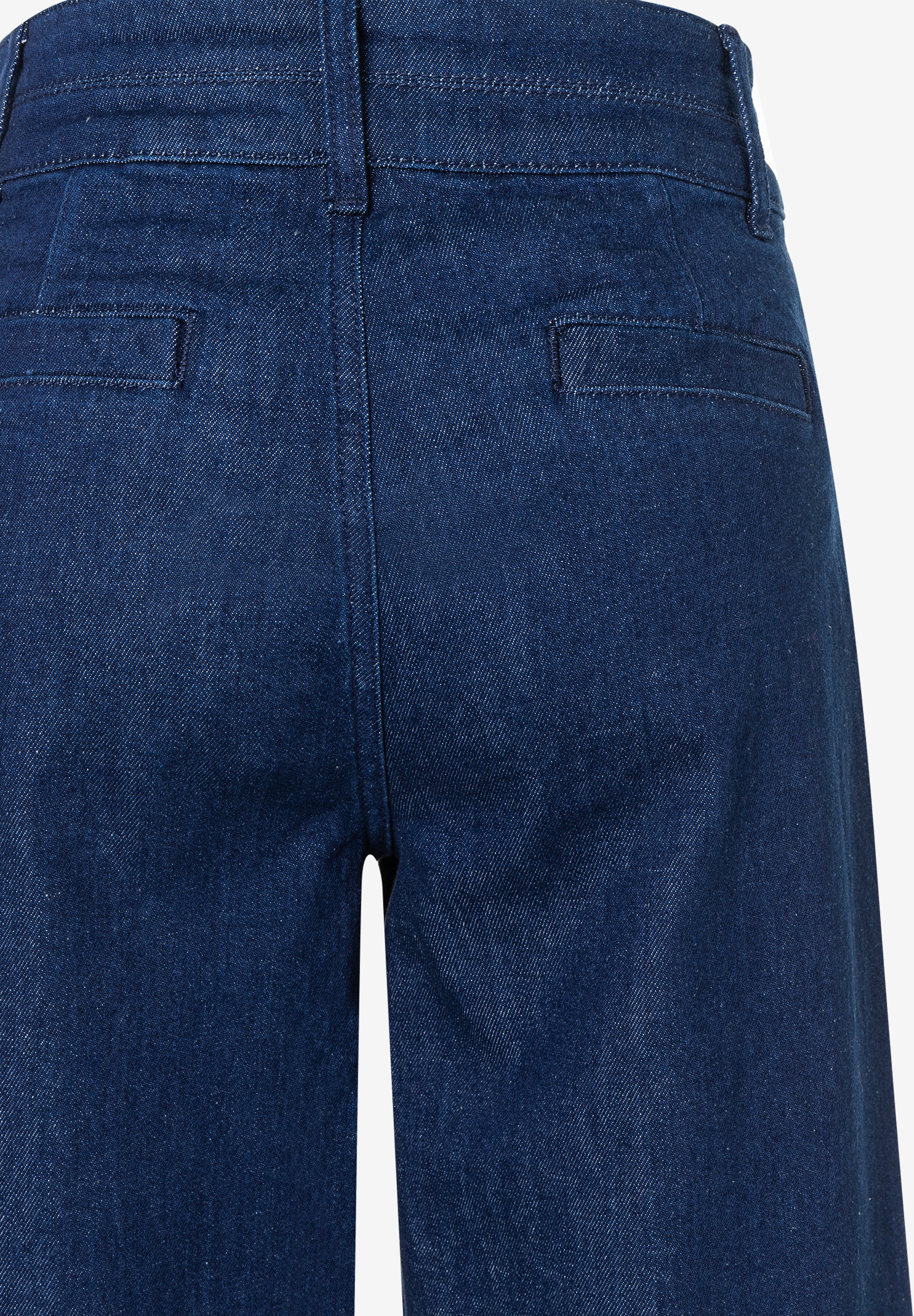 Detailaufnahme der Rückseite einer MORE & MORE Jeanshose in dunklem Denim mit Taschen. Detailaufnahme der Rückseite einer MORE & MORE Jeanshose in dunklem Denim mit Taschen.