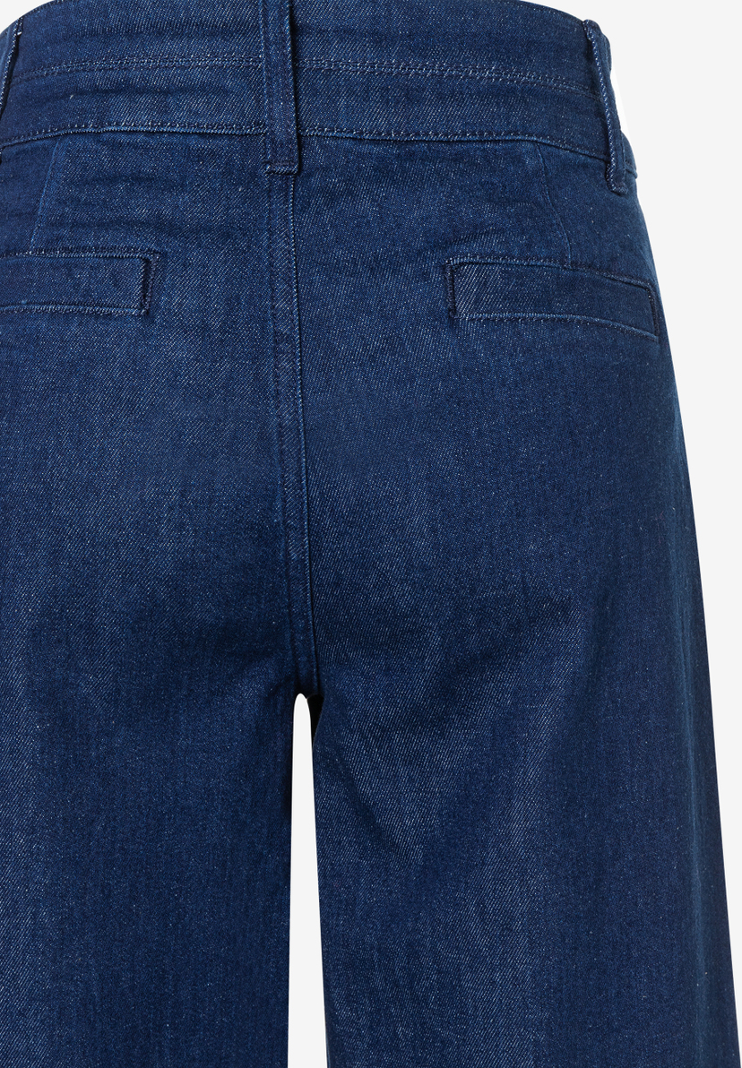 Detailaufnahme der Rückseite einer MORE & MORE Jeanshose in dunklem Denim mit Taschen. Detailaufnahme der Rückseite einer MORE & MORE Jeanshose in dunklem Denim mit Taschen.