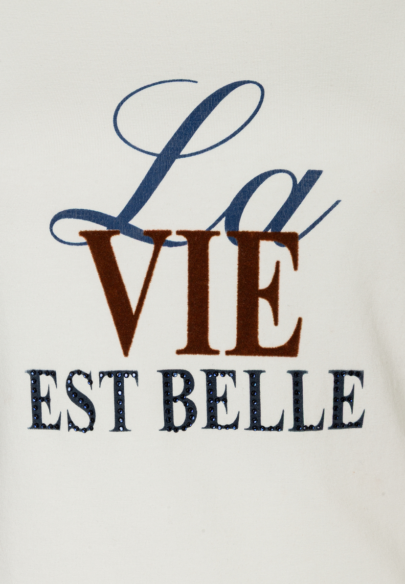 MORE & MORE T-Shirt/Top mit dem Schriftzug "La Vie Est Belle". "La" in dunkelblau, "Vie" in braunem Flockdruck, "Est Belle" mit glänzenden, dunkelblauen Strasssteinen.