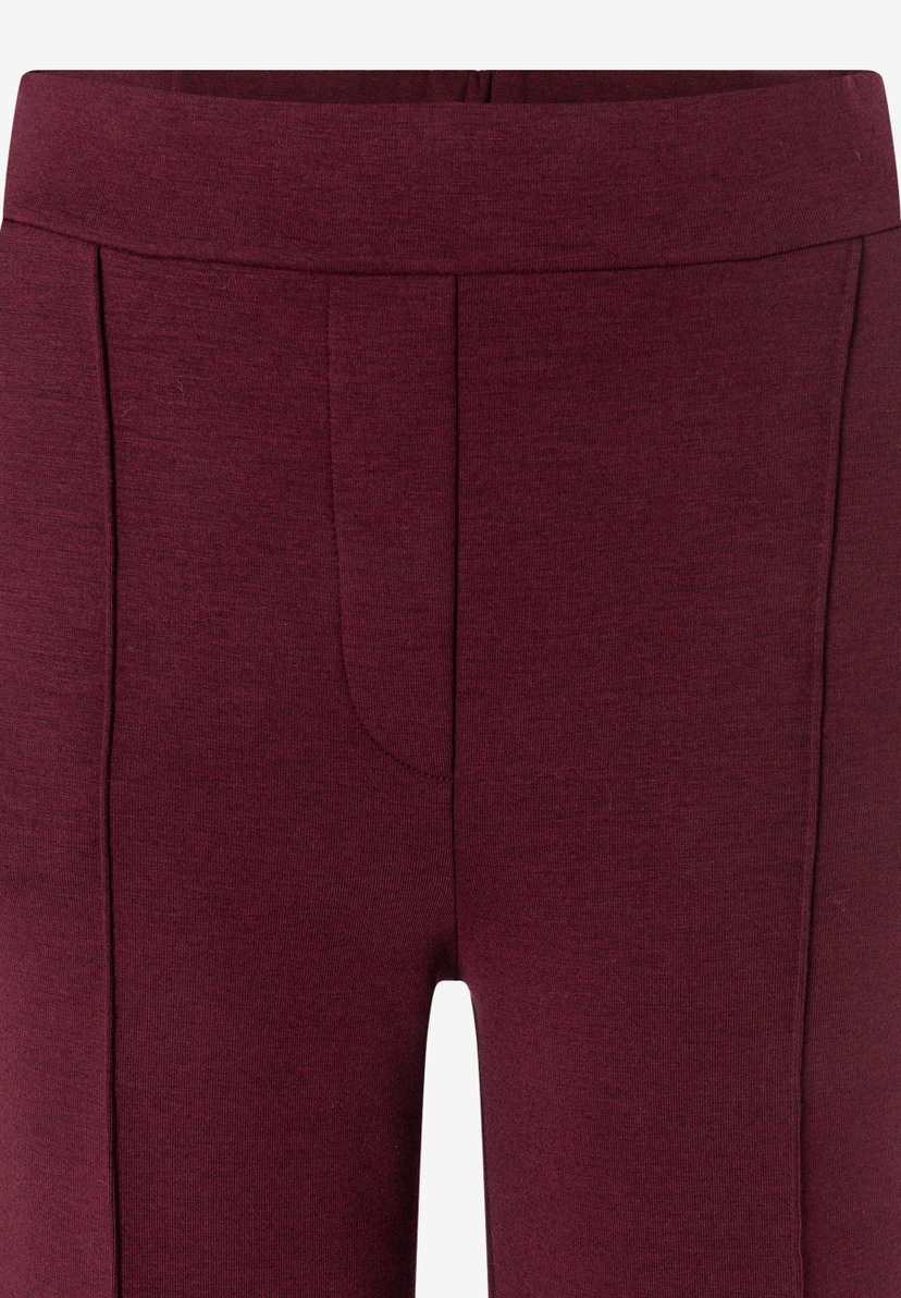 MORE & MORE Jeans in Dunkelrot, Double-Face-Jersey für hohen Tragekomfort, softer Griff und elastisch. MORE & MORE Jeans in Dunkelrot, Double-Face-Jersey für hohen Tragekomfort, softer Griff und elastisch.