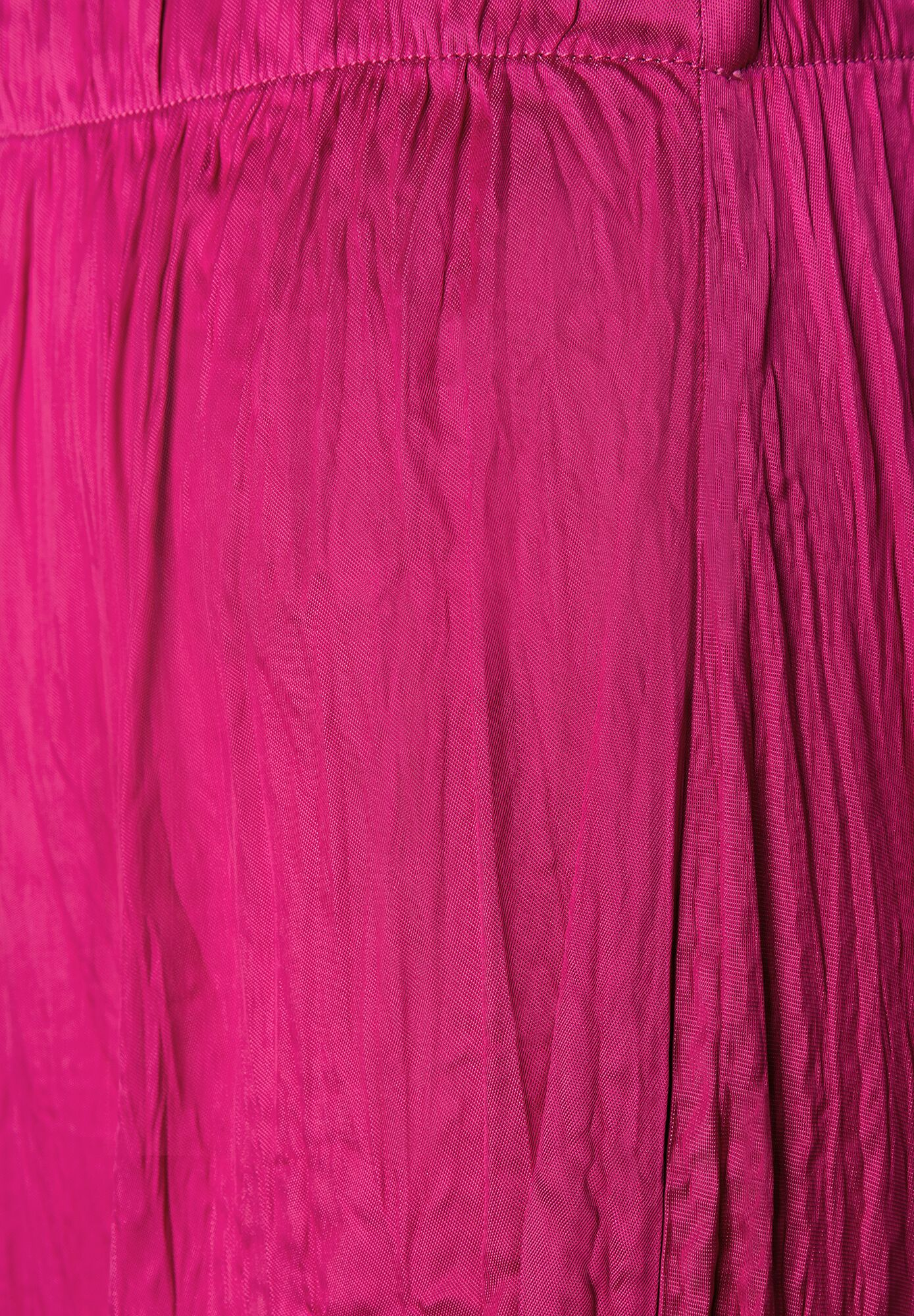Nahaufnahme einer pinkfarbenen MORE & MORE Hose mit Textur. Nahaufnahme einer pinkfarbenen MORE & MORE Hose mit Textur.