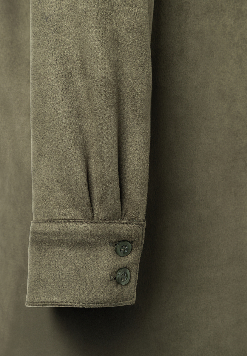 Ärmeldetail eines MORE & MORE Oberteils aus Kunstleder mit zwei Knöpfen am Ärmelbund für angenehmen Tragekomfort. Ärmeldetail eines MORE & MORE Oberteils aus Kunstleder mit zwei Knöpfen am Ärmelbund für angenehmen Tragekomfort.