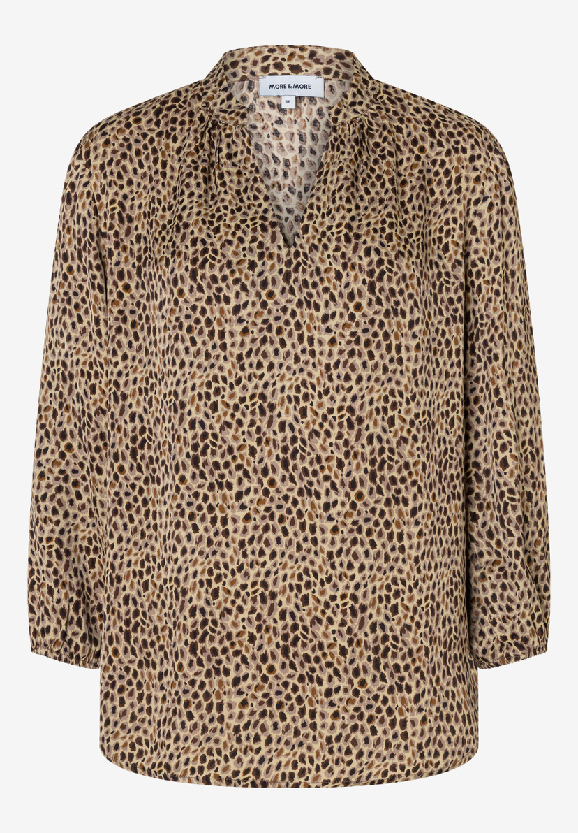 MORE & MORE Bluse: Braunes Oberteil mit Animal-Print, V-Ausschnitt, 3/4-Ärmeln, lockerer Passform. Eleganter Casual-Look. MORE & MORE Bluse: Braunes Oberteil mit Animal-Print, V-Ausschnitt, 3/4-Ärmeln, lockerer Passform. Eleganter Casual-Look.