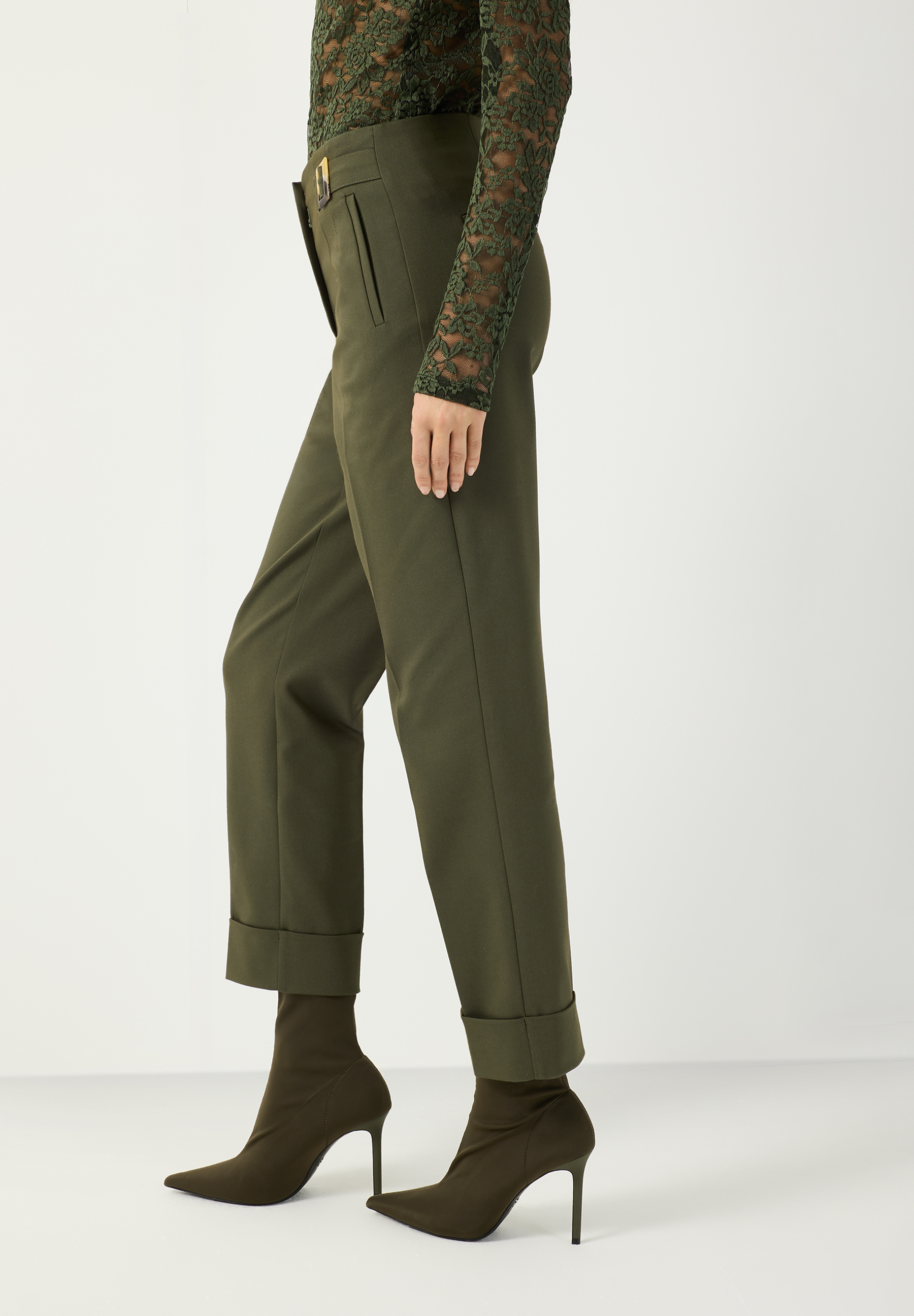 MORE & MORE Jeans: Olivgrüne Hose mit goldener Schnalle und Umschlag am Saum, kombiniert mit passenden Ankle Boots.