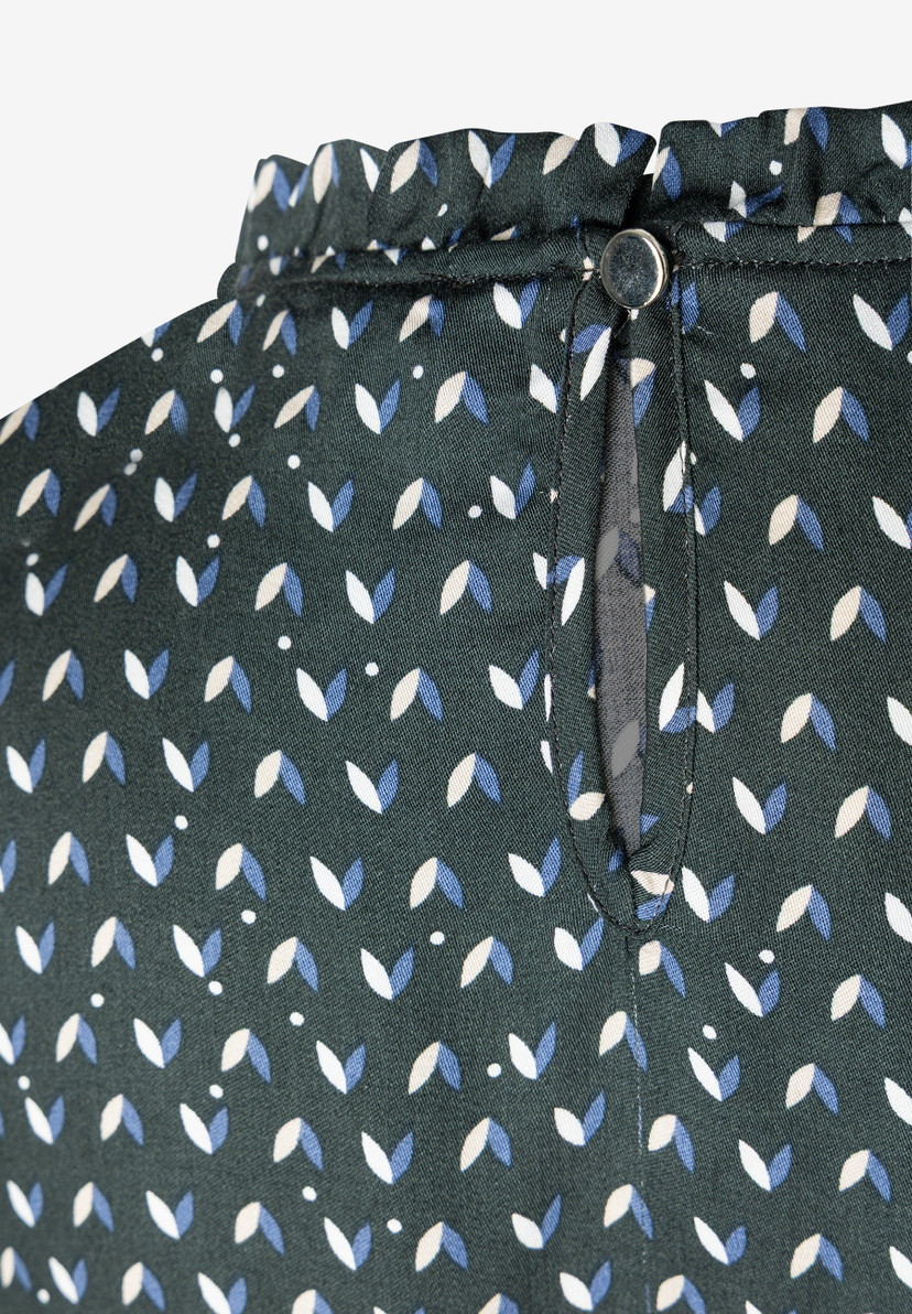 MORE & MORE Bluse: Gerüschter Stehkragen mit Knopfverschluss, grün mit blau-weißen Blatt- und Punktmustern. MORE & MORE Bluse: Gerüschter Stehkragen mit Knopfverschluss, grün mit blau-weißen Blatt- und Punktmustern.