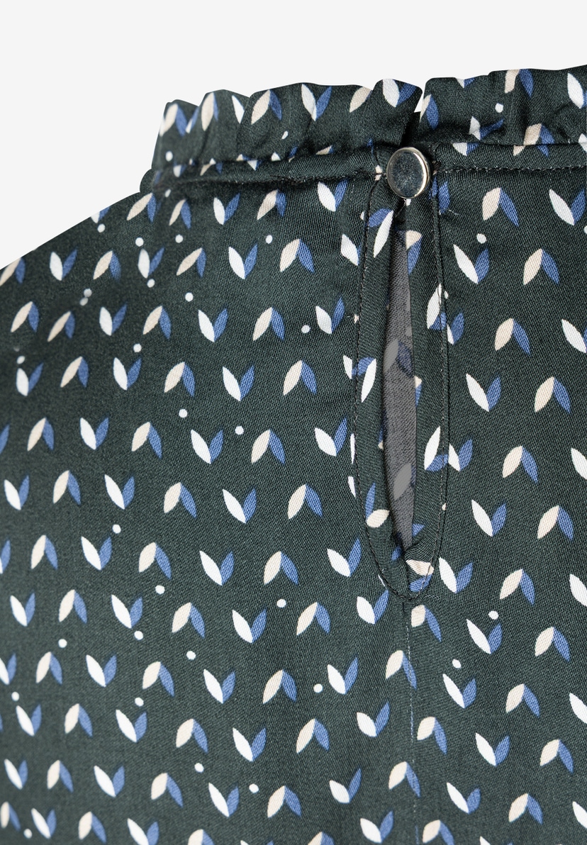 MORE & MORE Viskose-Bluse mit gerüschtem Stehkragen und Schlüssellochausschnitt, grün mit blau-weißem Blattmuster. MORE & MORE Viskose-Bluse mit gerüschtem Stehkragen und Schlüssellochausschnitt, grün mit blau-weißem Blattmuster.