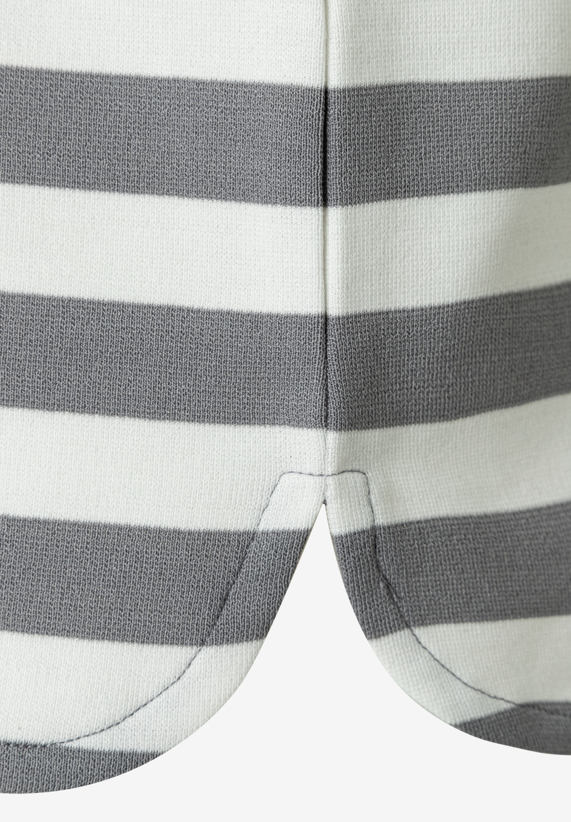 Nahaufnahme eines MORE & MORE Oberteils mit grau-weißen Streifen und abgerundetem Saum aus Jersey.