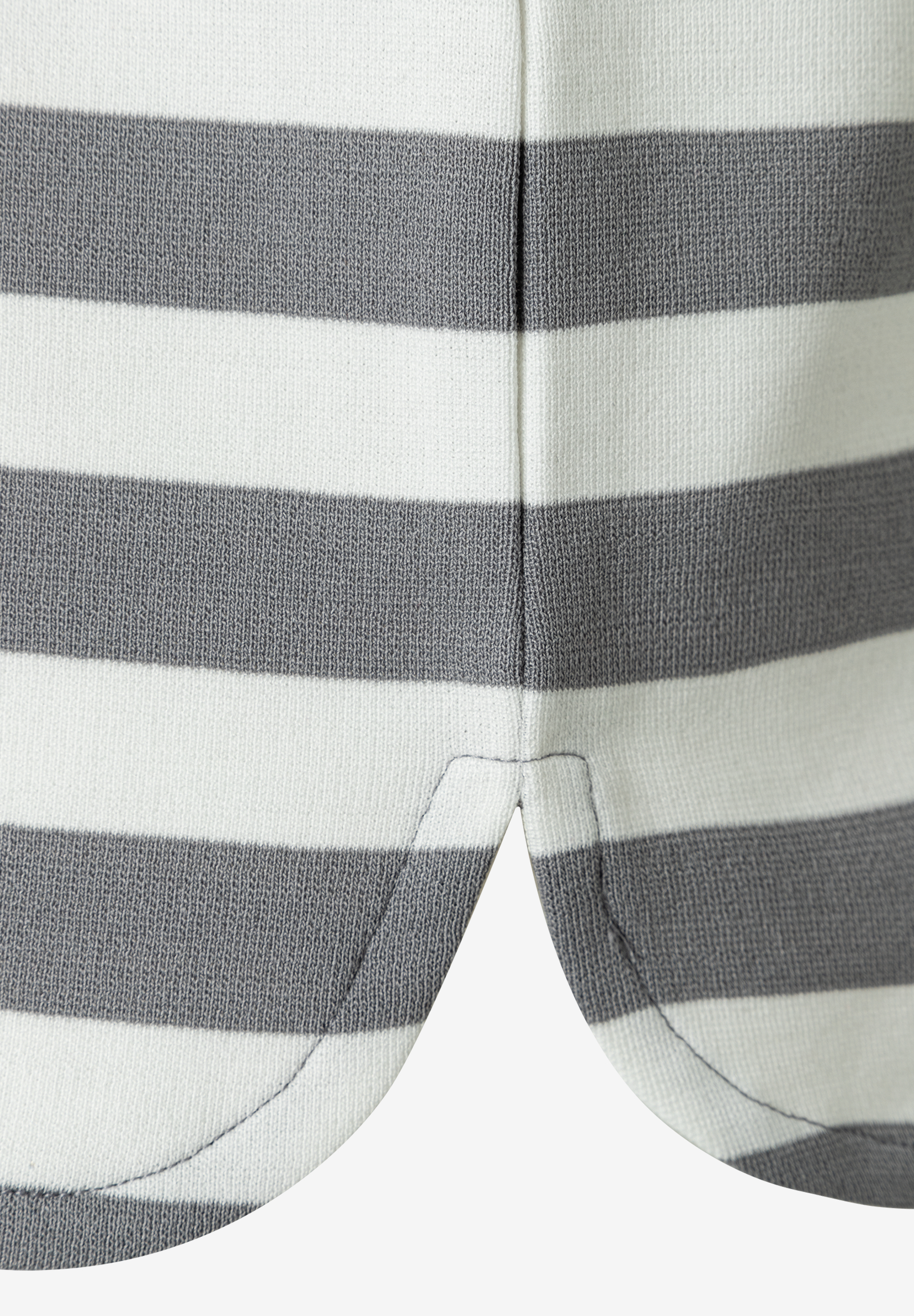 Nahaufnahme eines MORE & MORE Oberteils mit grau-weißen Streifen und abgerundetem Saum aus Jersey. Nahaufnahme eines MORE & MORE Oberteils mit grau-weißen Streifen und abgerundetem Saum aus Jersey.
