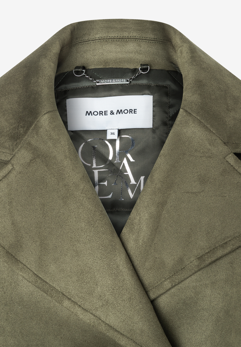 Nahaufnahme des MORE & MORE Oberteils aus Kunstleder mit angenehmem Tragekomfort und weichem Griff. Nahaufnahme des MORE & MORE Oberteils aus Kunstleder mit angenehmem Tragekomfort und weichem Griff.