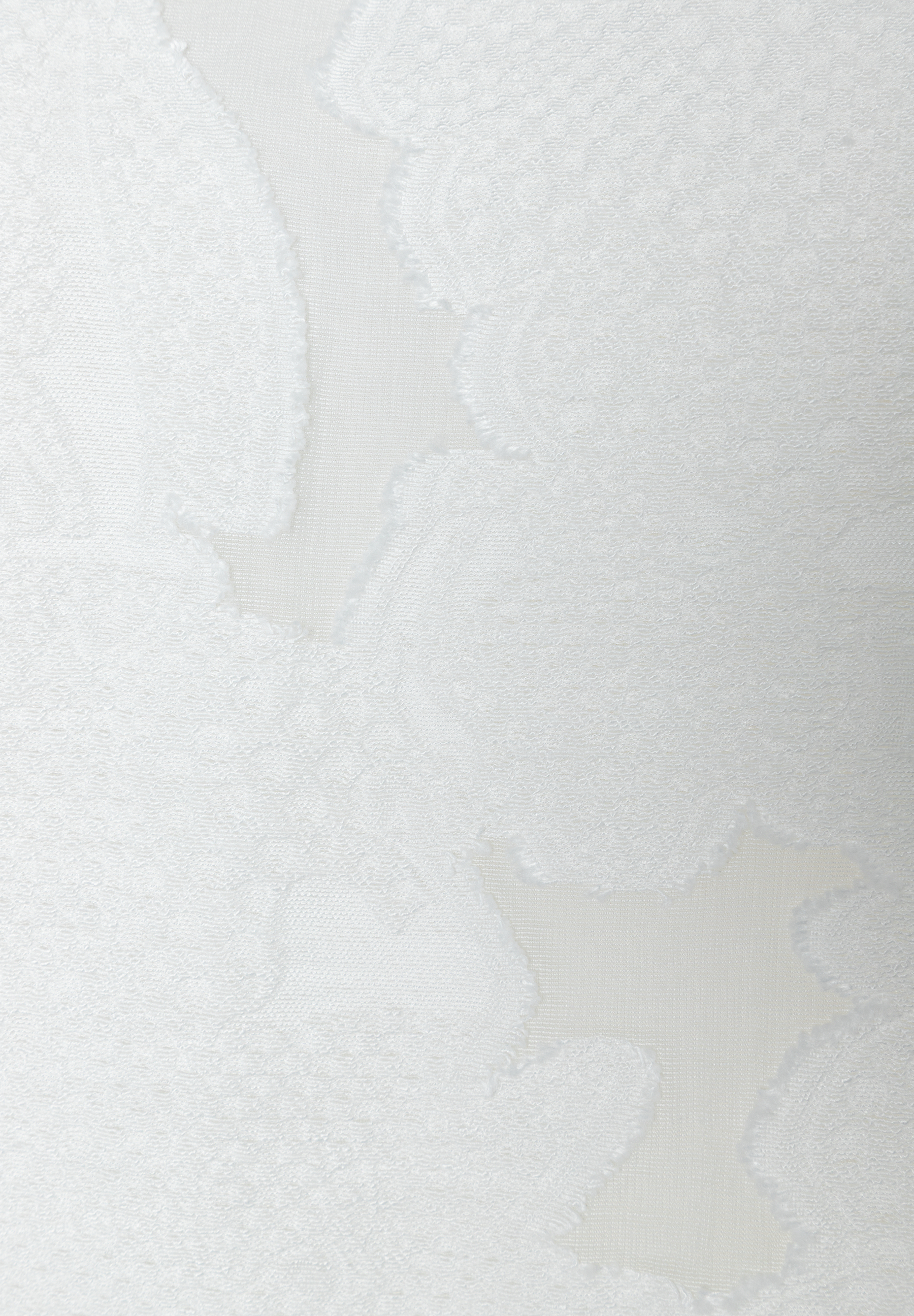 Detailansicht einer weißen MORE & MORE Bluse mit zarter, floraler Spitze.