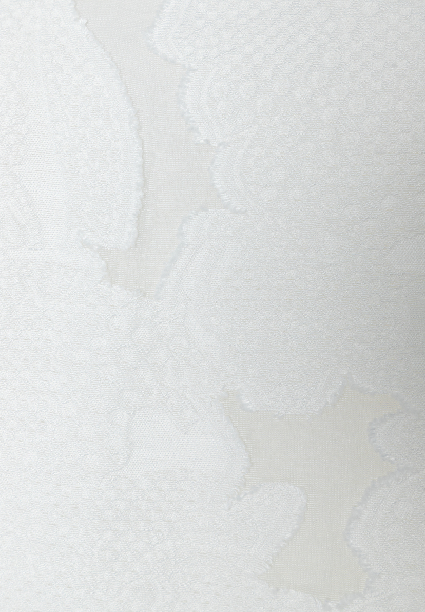 Detailansicht einer weißen MORE & MORE Bluse mit zarter, floraler Spitze.