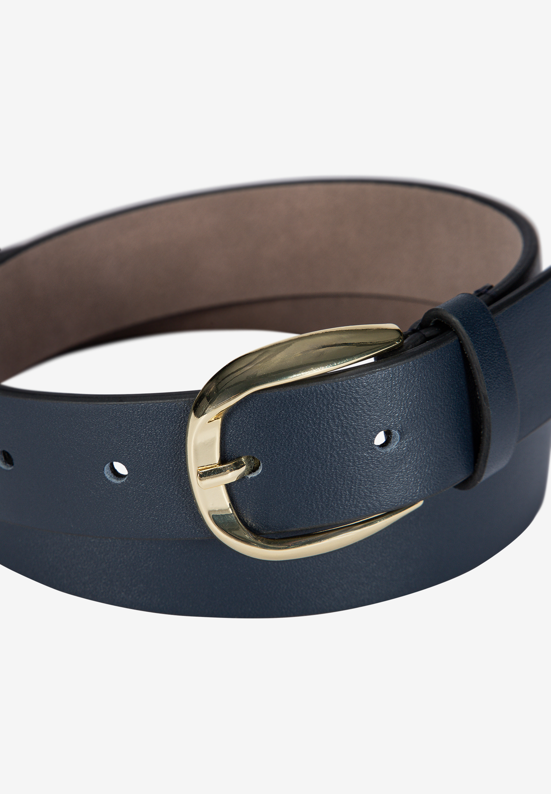 MORE & MORE Accessoire: Ein dunkelblauer Ledergürtel mit einer glänzenden, goldfarbenen Schnalle, Detailansicht.