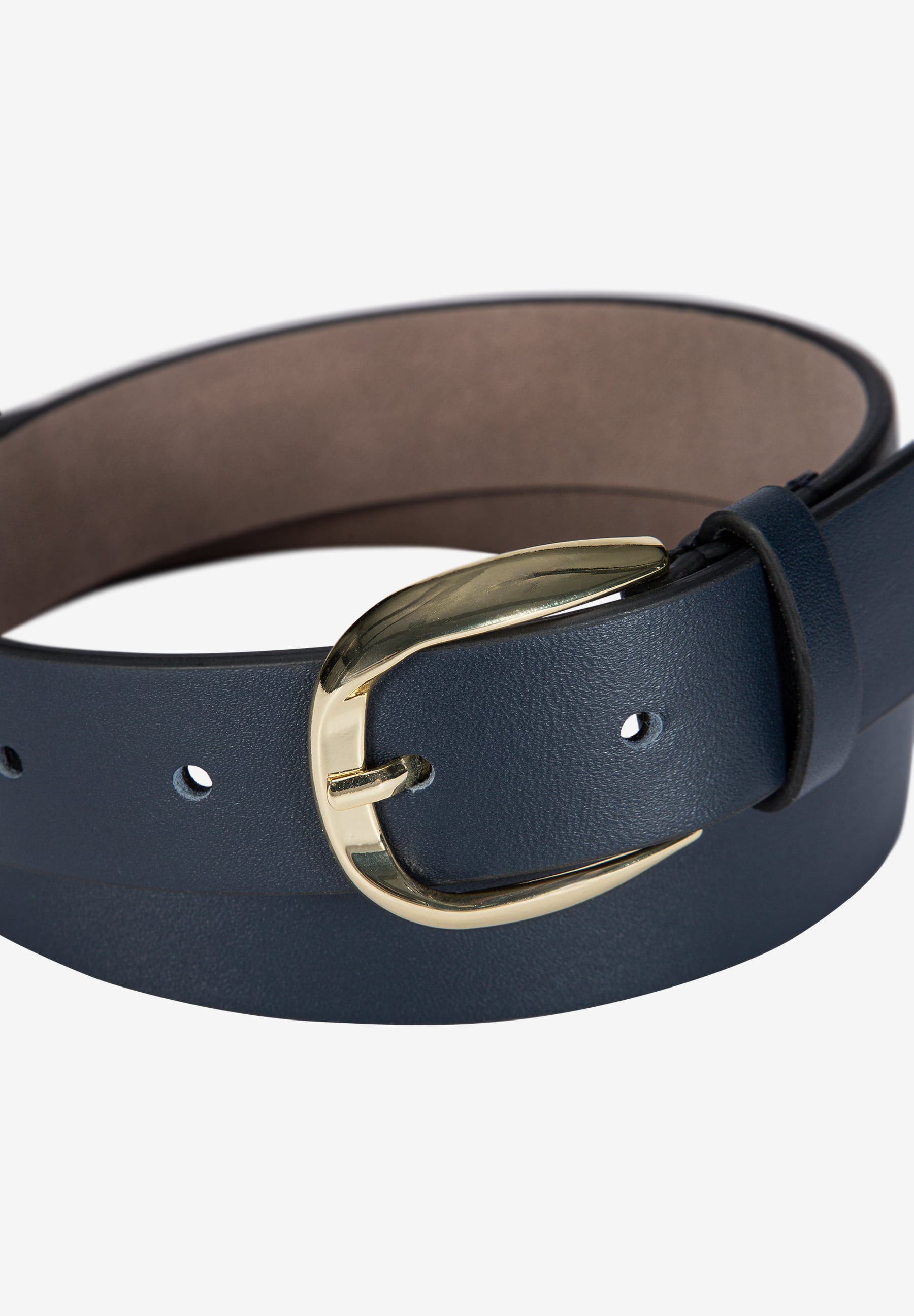 MORE & MORE Accessoire: Ein dunkelblauer Ledergürtel mit einer glänzenden, goldfarbenen Schnalle, Detailansicht. MORE & MORE Accessoire: Ein dunkelblauer Ledergürtel mit einer glänzenden, goldfarbenen Schnalle, Detailansicht.