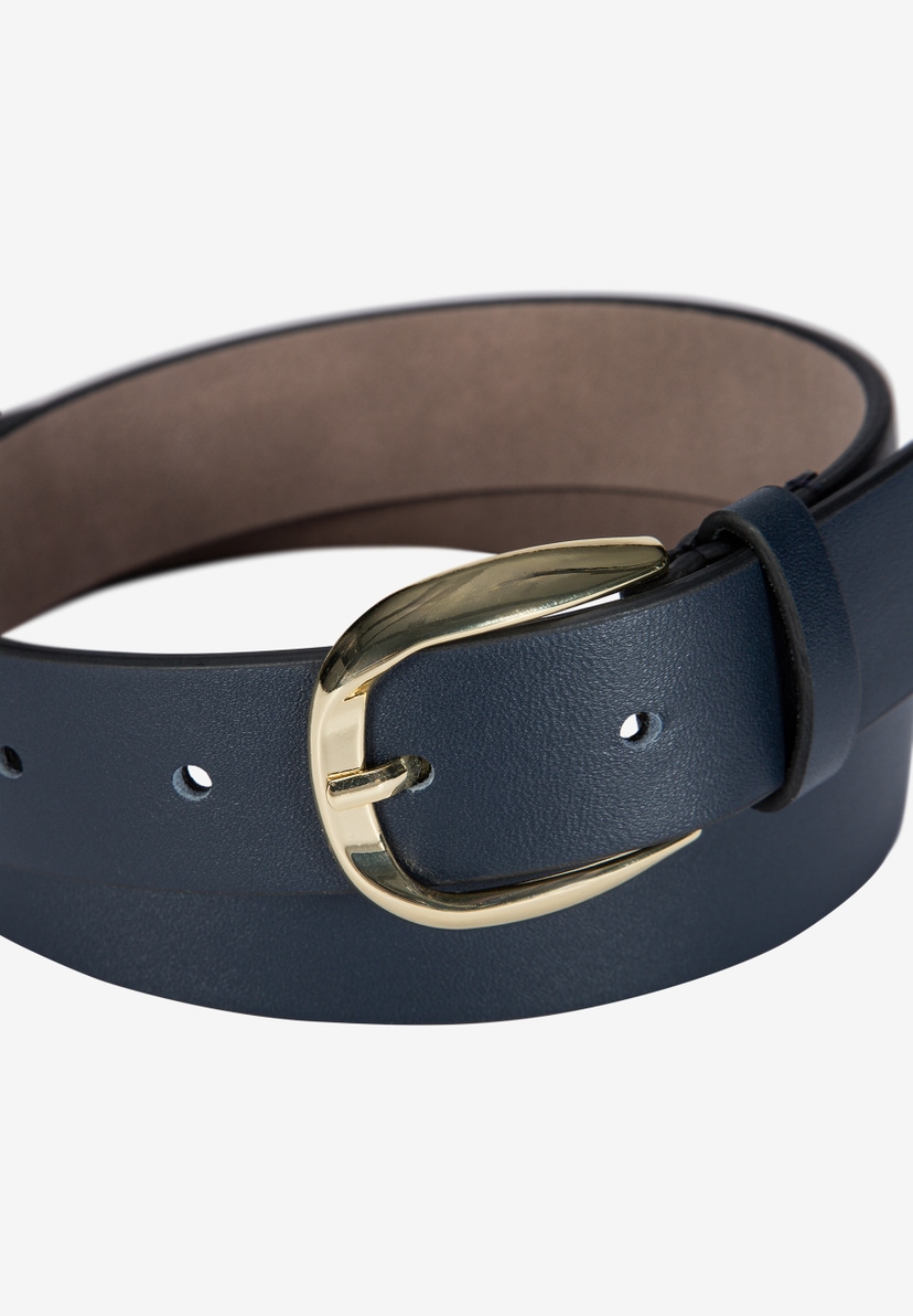 MORE & MORE Accessoire: Ein dunkelblauer Ledergürtel mit einer glänzenden, goldfarbenen Schnalle, Detailansicht. MORE & MORE Accessoire: Ein dunkelblauer Ledergürtel mit einer glänzenden, goldfarbenen Schnalle, Detailansicht.