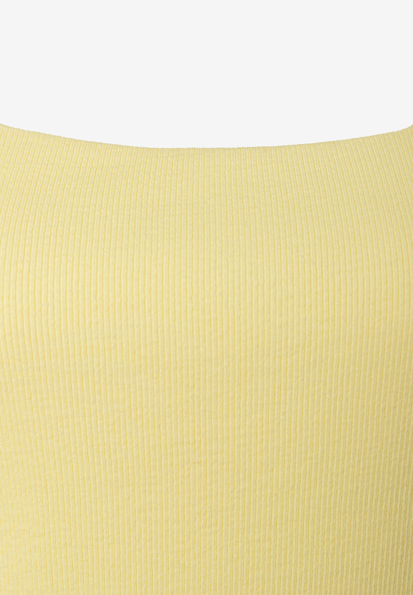 Nahaufnahme eines gelben Jersey-Tops von MORE & MORE. Elastisches, hautfreundliches Material. Nahaufnahme eines gelben Jersey-Tops von MORE & MORE. Elastisches, hautfreundliches Material.