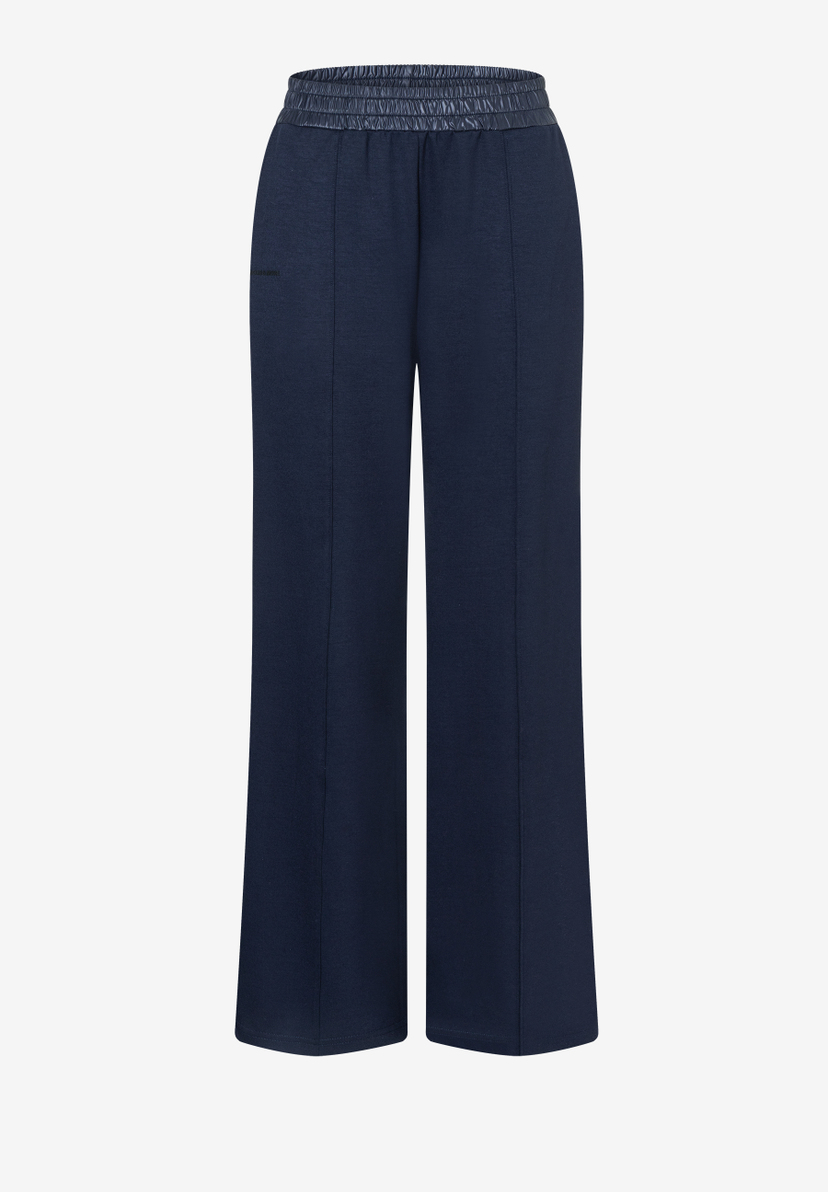 MORE & MORE Jeans aus elastischem Jersey. Die dunkelblaue Hose hat ein glänzendes, gerafftes Bundband. MORE & MORE Jeans aus elastischem Jersey. Die dunkelblaue Hose hat ein glänzendes, gerafftes Bundband.