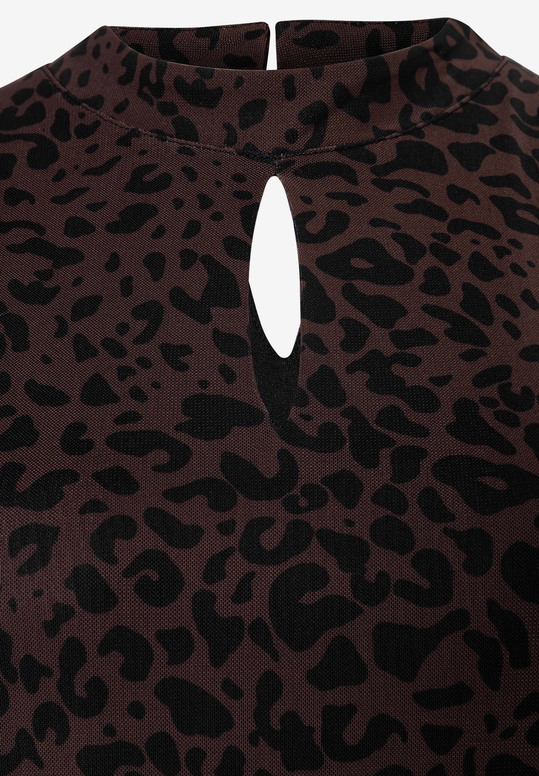 MORE & MORE Kleid: Nahaufnahme des braun-schwarzen Leopardenmusters und des Tropfenausschnitts am Rollkragen. MORE & MORE Kleid: Nahaufnahme des braun-schwarzen Leopardenmusters und des Tropfenausschnitts am Rollkragen.