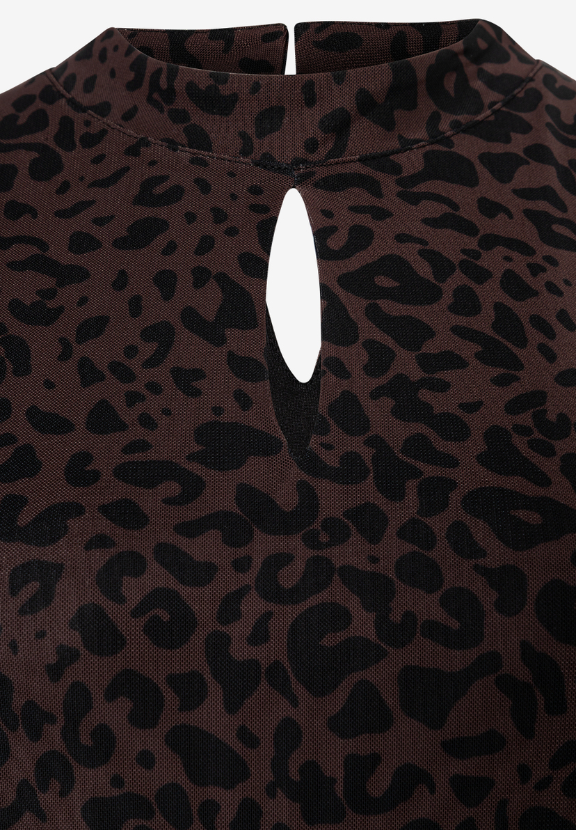 MORE & MORE Kleid: Nahaufnahme des braun-schwarzen Leopardenmusters und des Tropfenausschnitts am Rollkragen. MORE & MORE Kleid: Nahaufnahme des braun-schwarzen Leopardenmusters und des Tropfenausschnitts am Rollkragen.