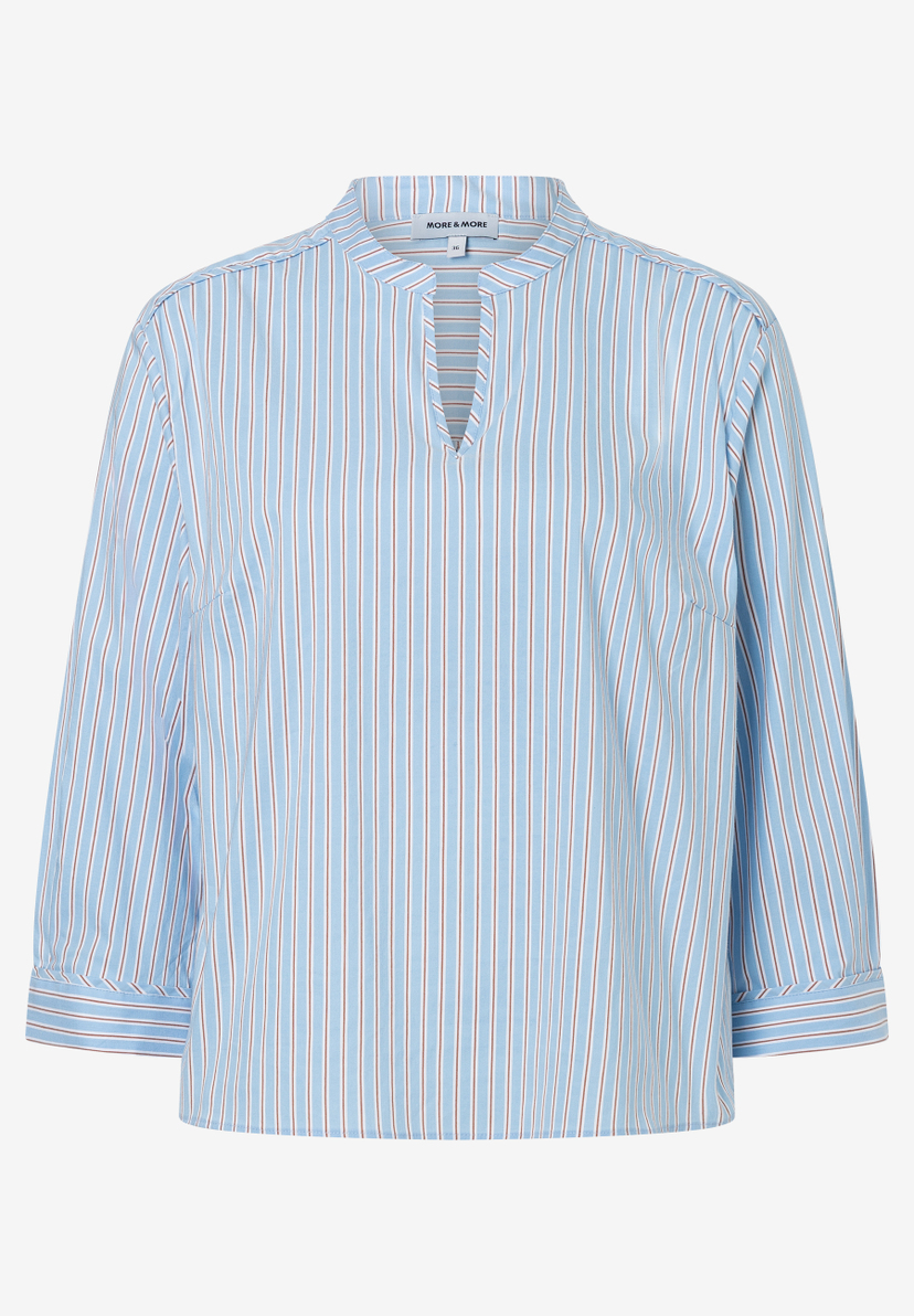 MORE & MORE Bluse aus Popeline, hellblau-weiß gestreift mit braunen Akzenten und V-Ausschnitt, 3/4-Ärmeln. MORE & MORE Bluse aus Popeline, hellblau-weiß gestreift mit braunen Akzenten und V-Ausschnitt, 3/4-Ärmeln.
