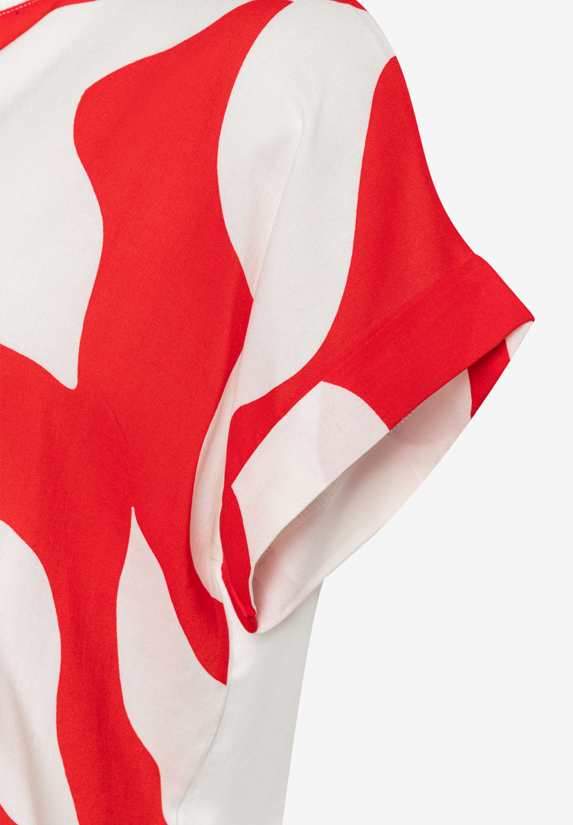 Nahaufnahme eines roten und weißen Oberteils von MORE & MORE mit komfortablem Jersey-Satin-Materialmix. Nahaufnahme eines roten und weißen Oberteils von MORE & MORE mit komfortablem Jersey-Satin-Materialmix.