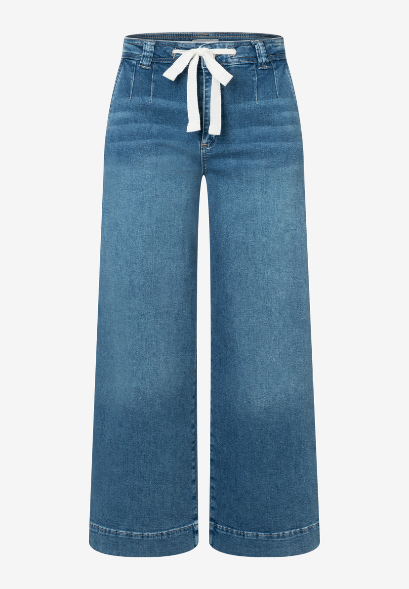 Eine blaue Jeanshose von MORE & MORE mit weitem Bein und weißem Bindeband. Eine blaue Jeanshose von MORE & MORE mit weitem Bein und weißem Bindeband.