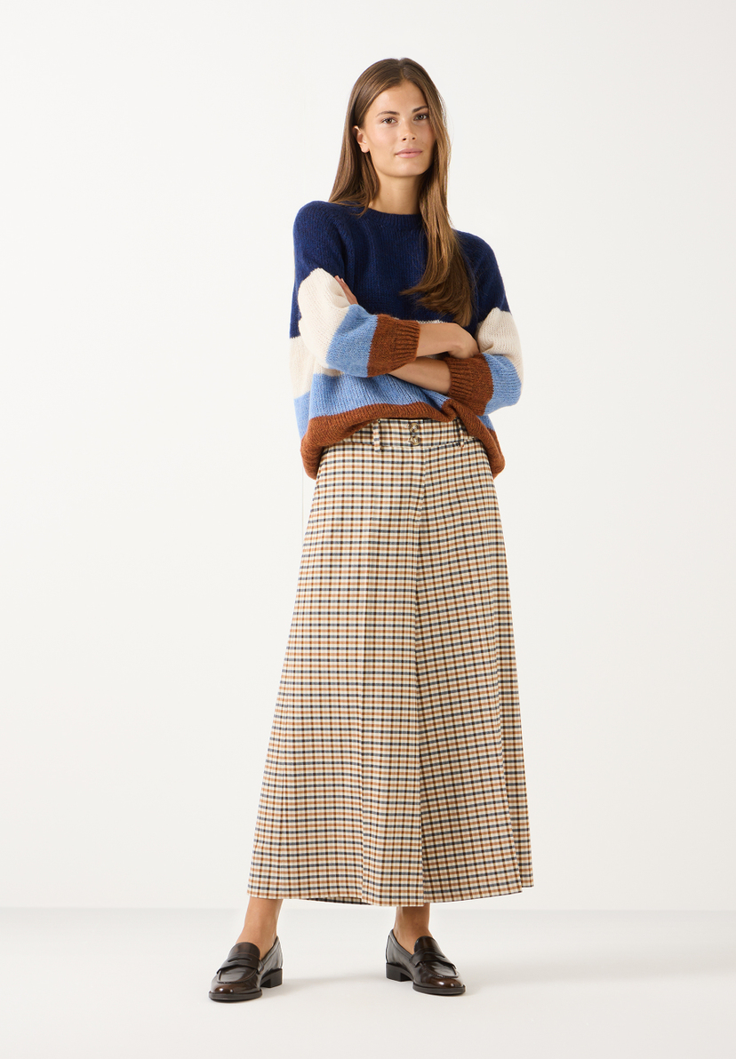 MORE & MORE Pullover: Eine Frau trägt einen mehrfarbigen Pullover und eine braun-weiß karierte Hose. MORE & MORE Pullover: Eine Frau trägt einen mehrfarbigen Pullover und eine braun-weiß karierte Hose.