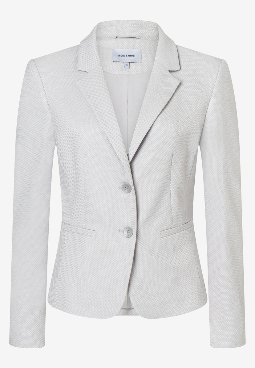 Ein hellgrauer Stretch-Piqué-Blazer von MORE & MORE mit zwei Knöpfen auf einem weißen Hintergrund. Ein hellgrauer Stretch-Piqué-Blazer von MORE & MORE mit zwei Knöpfen auf einem weißen Hintergrund.