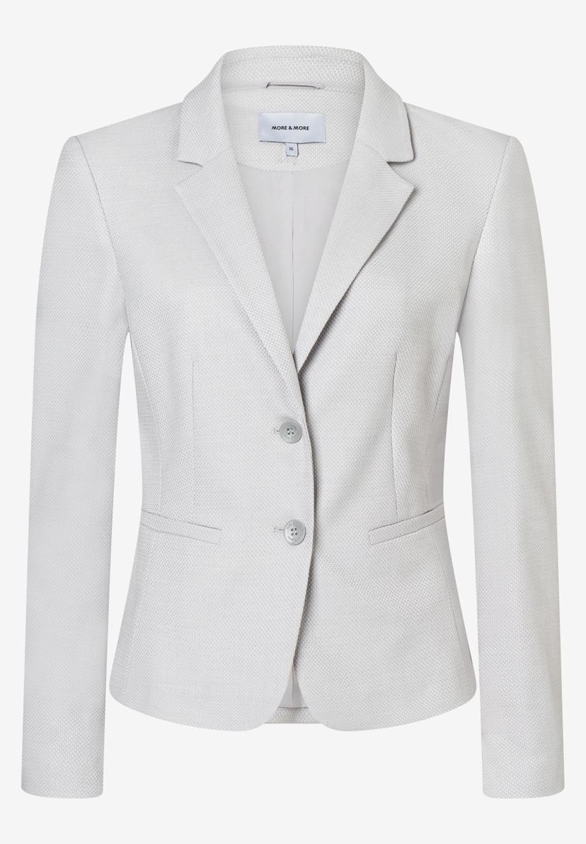 Ein hellgrauer Stretch-Piqué-Blazer von MORE & MORE mit zwei Knöpfen auf einem weißen Hintergrund. Ein hellgrauer Stretch-Piqué-Blazer von MORE & MORE mit zwei Knöpfen auf einem weißen Hintergrund.