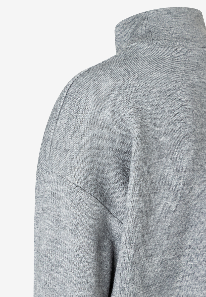 Nahaufnahme eines grauen MORE & MORE Sweatshirts mit Jersey-Material für angenehmen Tragekomfort. Nahaufnahme eines grauen MORE & MORE Sweatshirts mit Jersey-Material für angenehmen Tragekomfort.