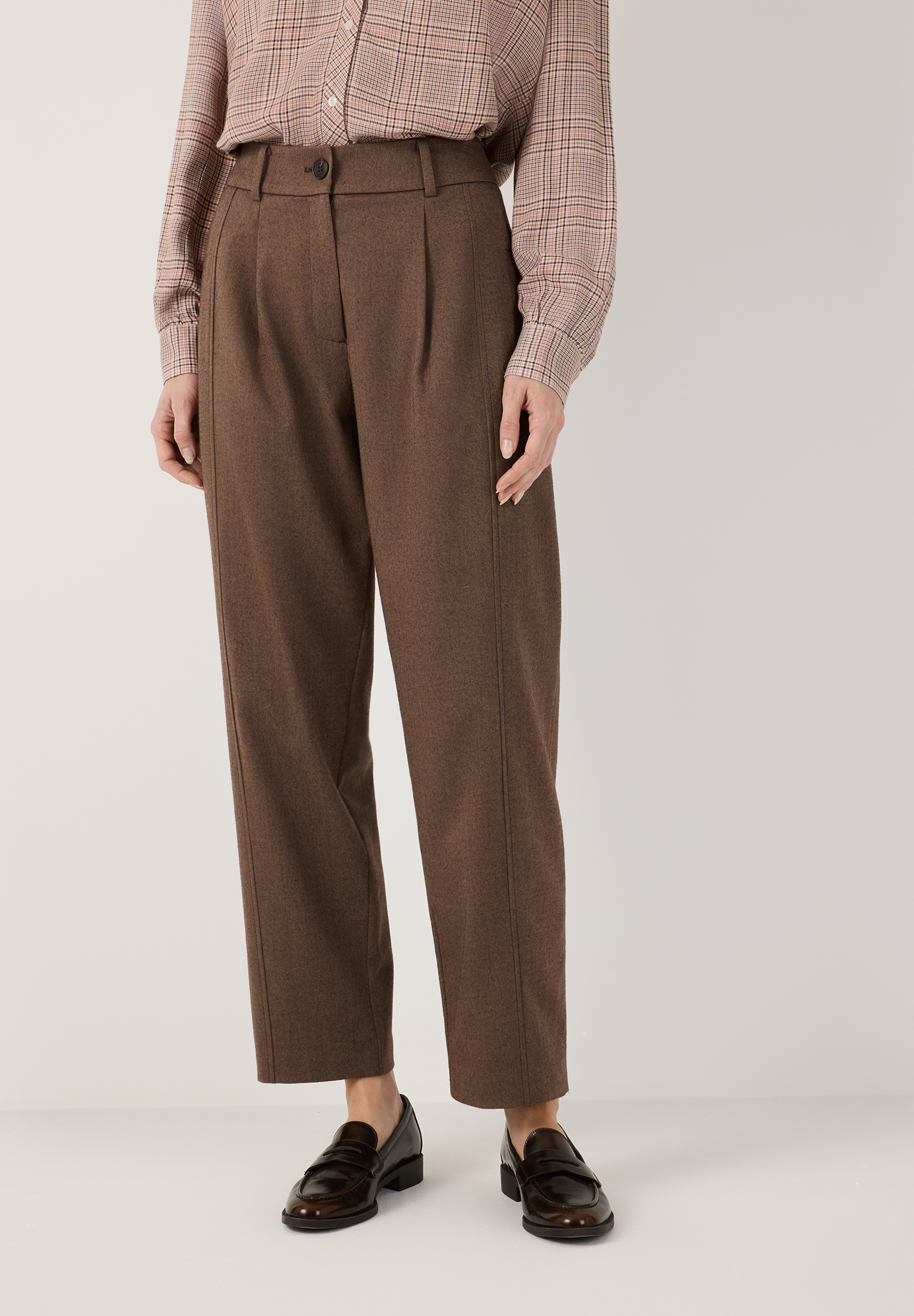 MORE & MORE Stoffhose in Dunkelbraun, mit Bundfalten und passenden dunkelbraunen Loafern. Dazu ein kariertes Hemd.