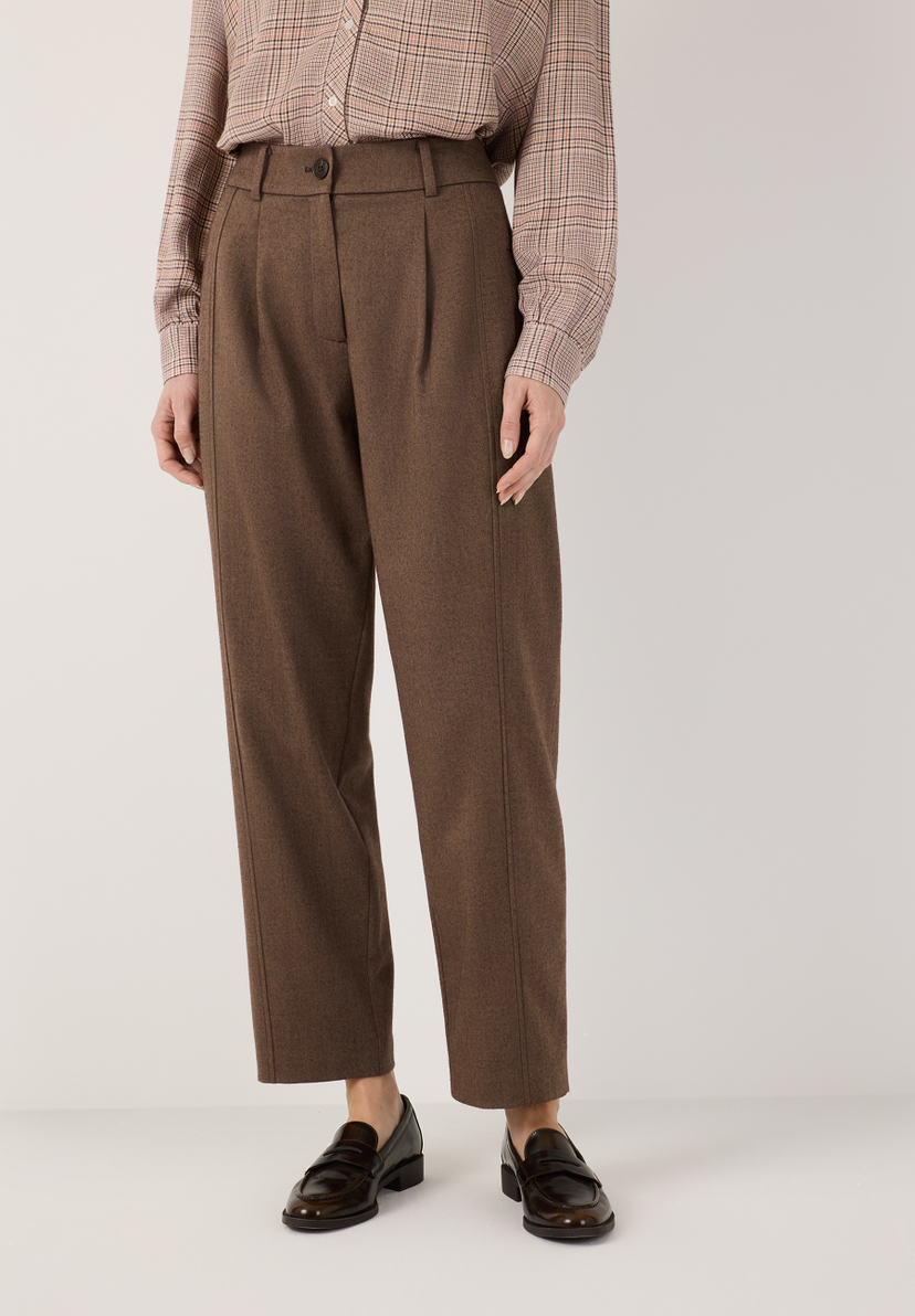 MORE & MORE Stoffhose in Dunkelbraun, mit Bundfalten und passenden dunkelbraunen Loafern. Dazu ein kariertes Hemd. MORE & MORE Stoffhose in Dunkelbraun, mit Bundfalten und passenden dunkelbraunen Loafern. Dazu ein kariertes Hemd.